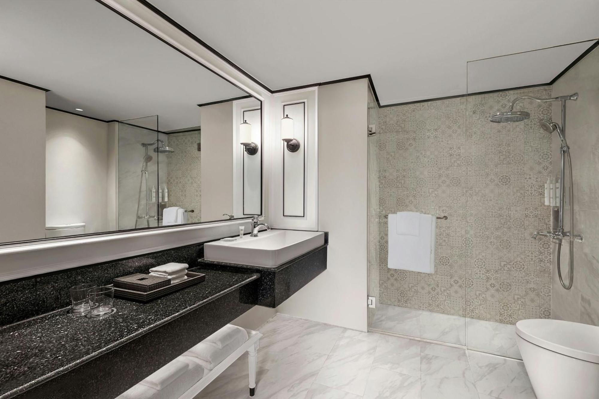 Junior Suite mit Kingsize-Bett und Stadtblick