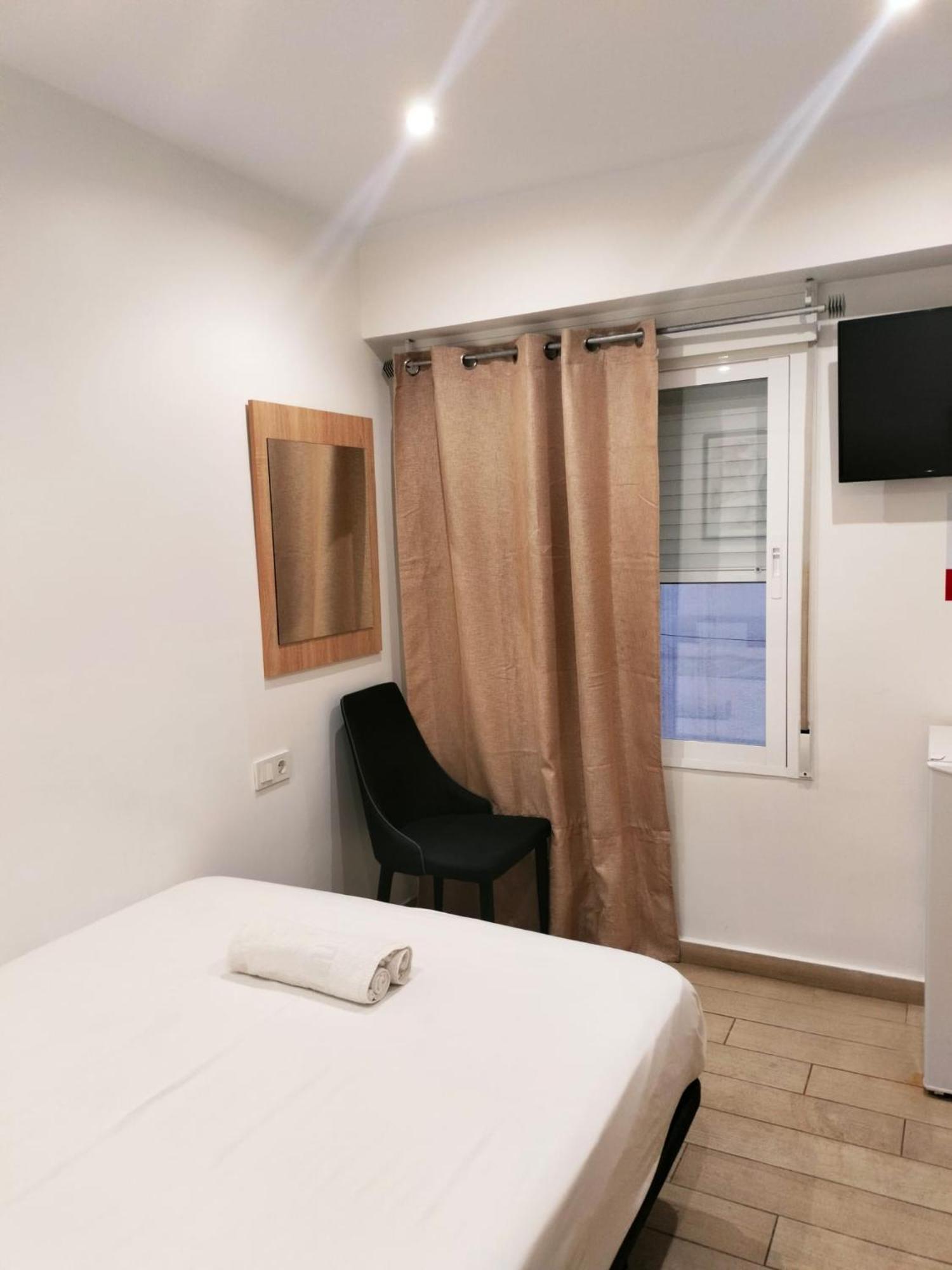Camera Matrimoniale/Doppia con Letti Singoli con Bagno in Comune