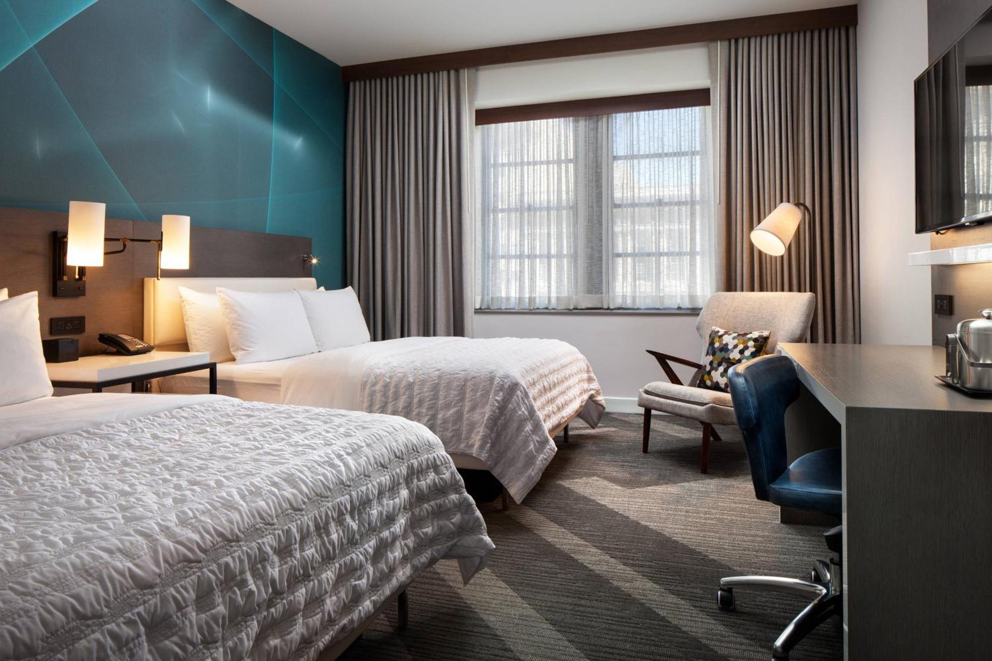 Quarto Queen com 2 Camas Queen-size e Vista da Cidade