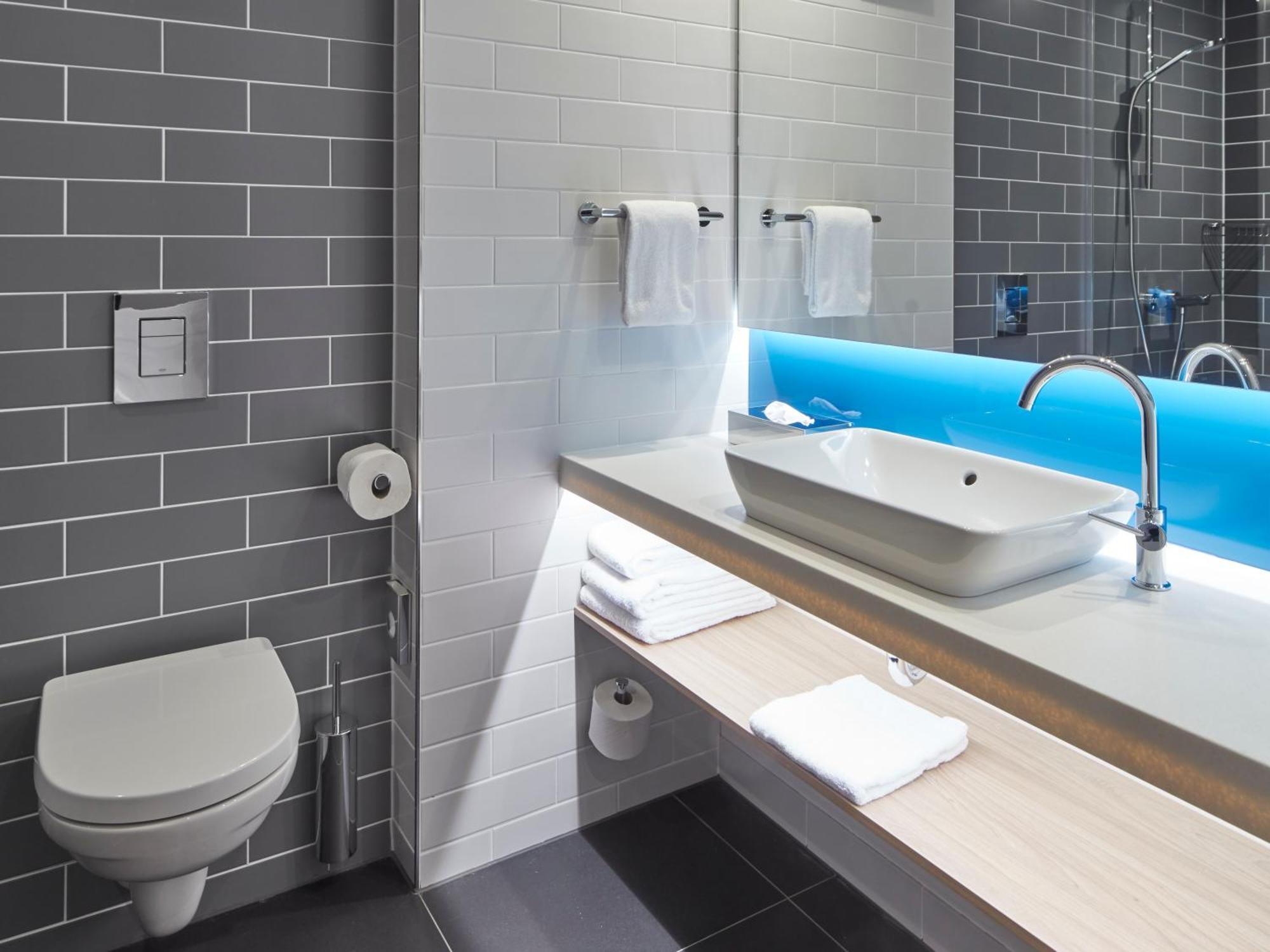 Standardzimmer mit Queensize-Bett und Zugang zur Terrasse