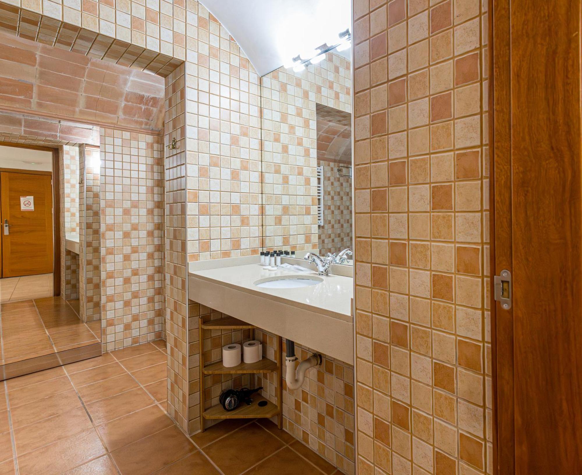 Triple Room,1643371686:JPEG