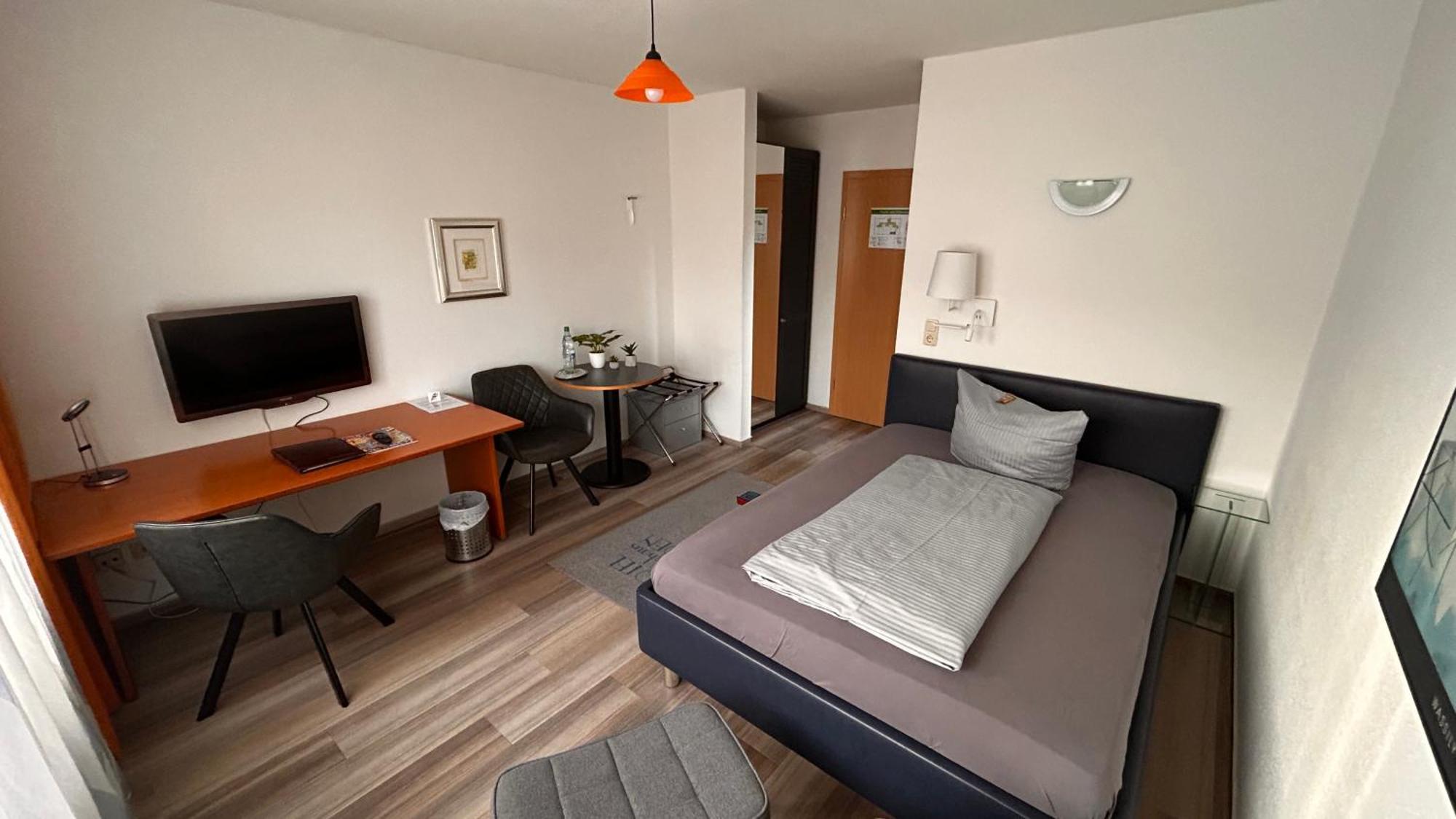 Double Room with queensize bed,1644434827:JPEG