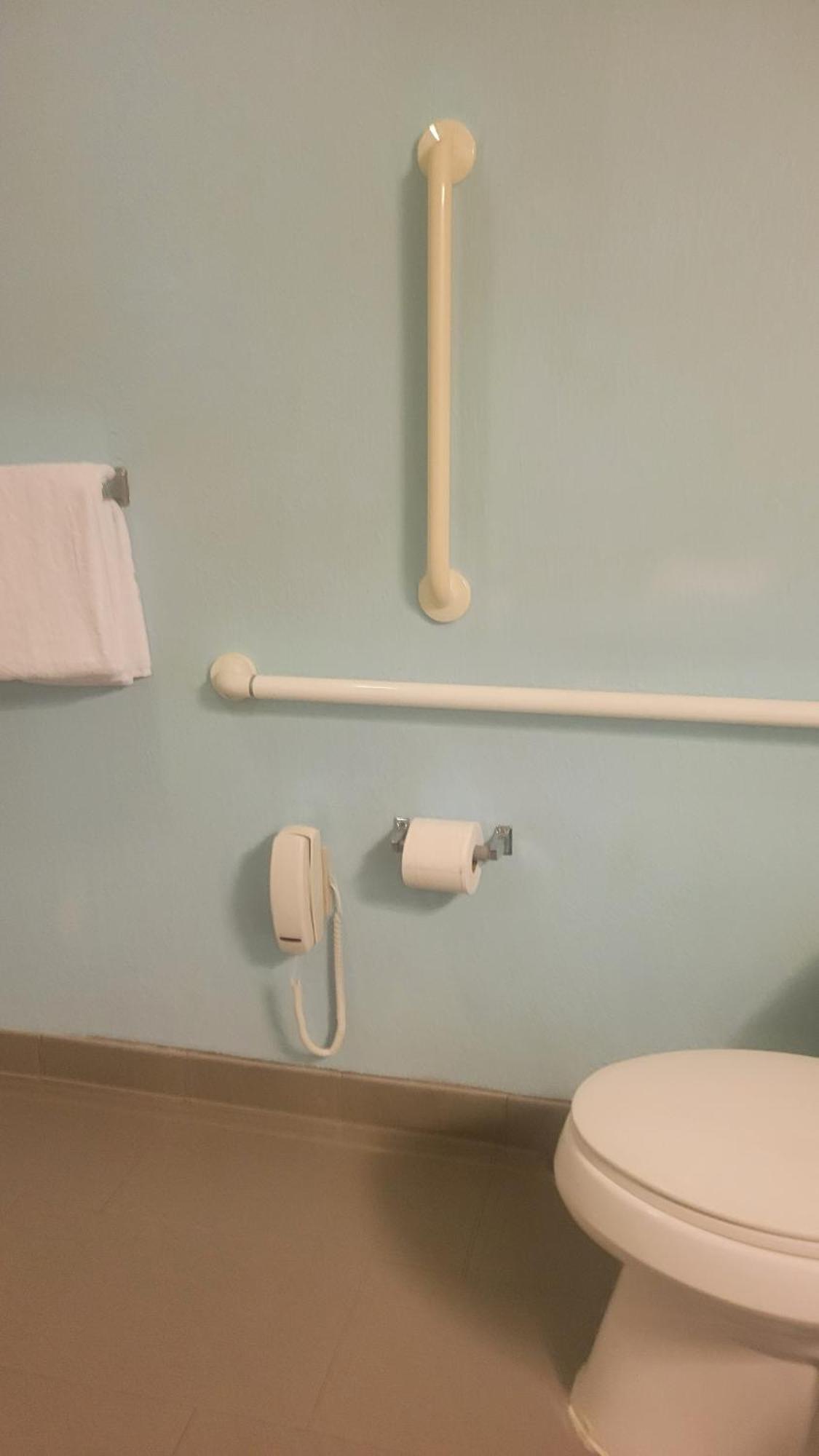 Studio Suite - Queen - Mobility Accessible - Roll-In Shower