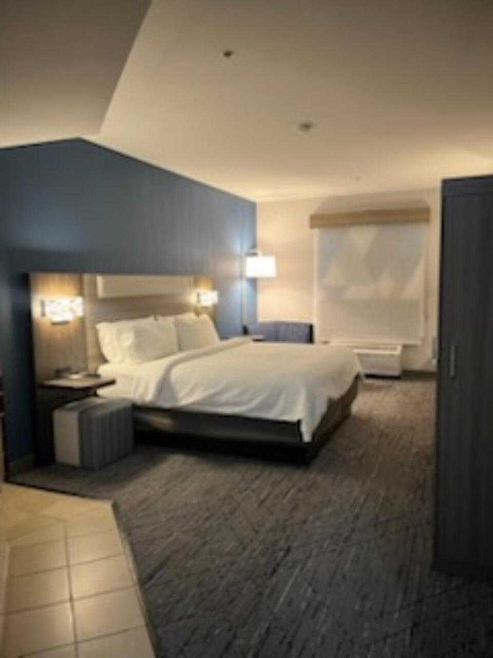 King Suite with Jetted Tub