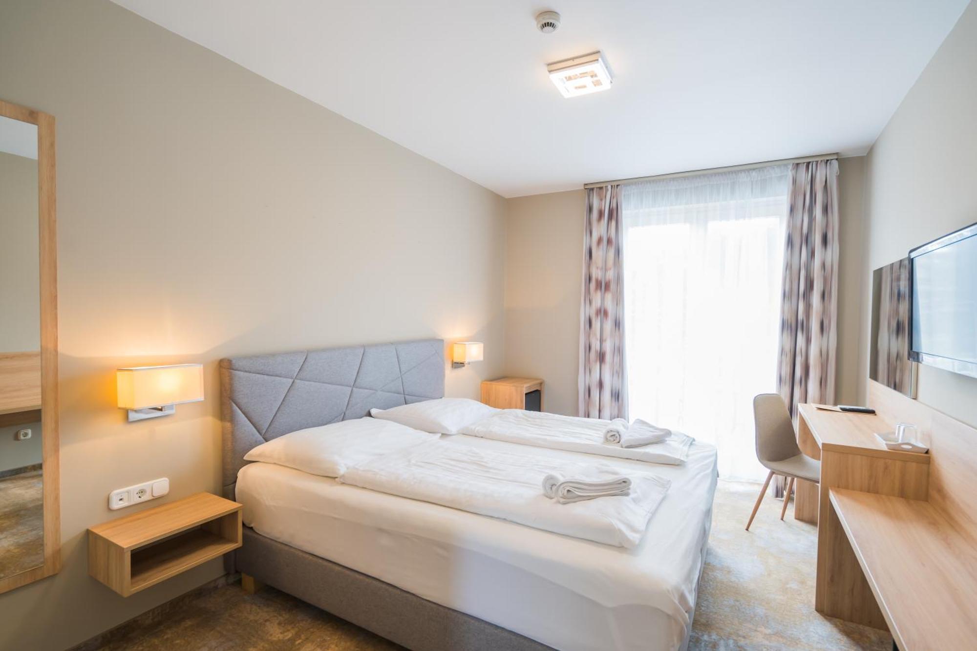Doppelzimmer mit Balkon und Poolblick
