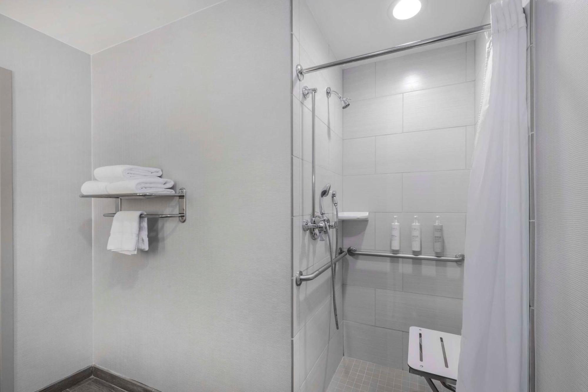 King Room with Transfer Shower - Mobility Access