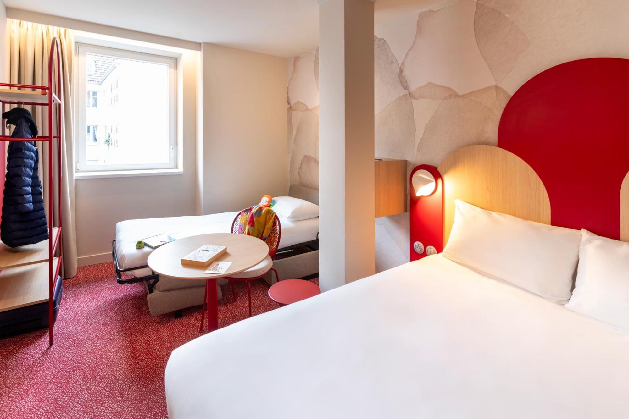 Chambre Lit Queen-Size Confort avec Chaise Convertible