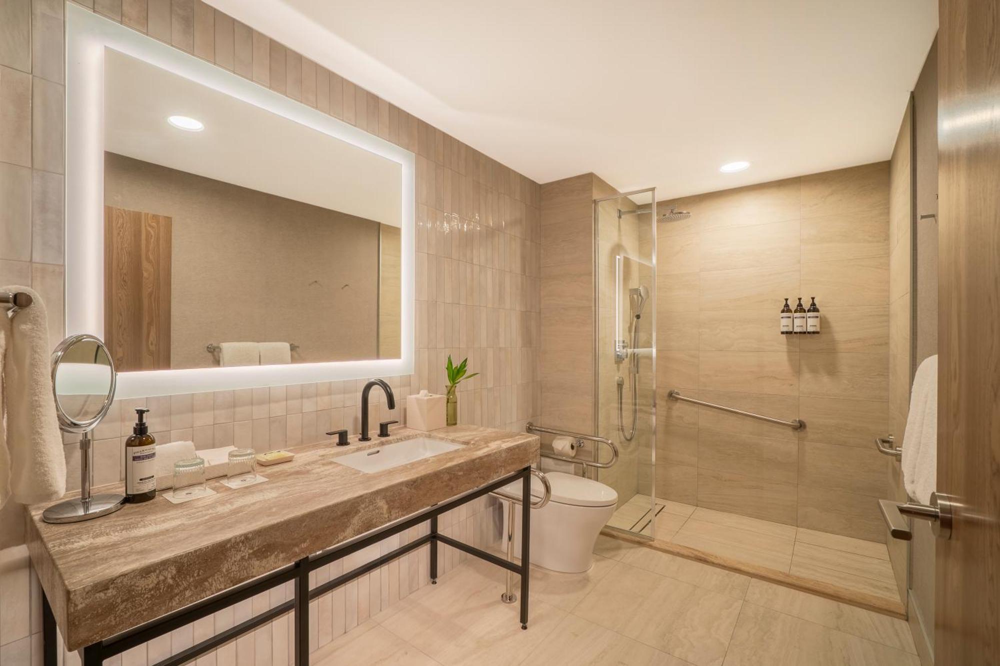 Habitación con cama extragrande y ducha a ras de suelo - Adaptada para personas con movilidad reducida