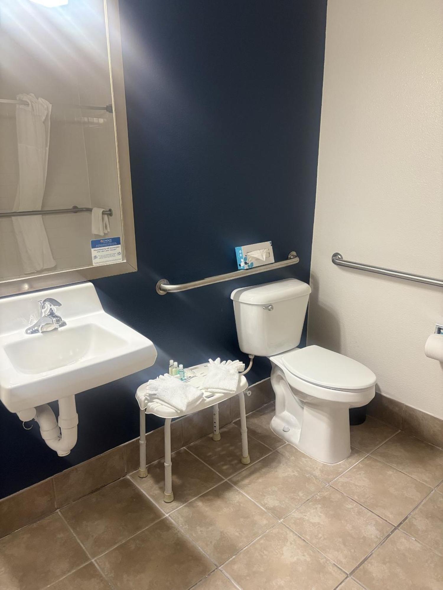 King Room with Bath Tub - Mobility/Hearing Access