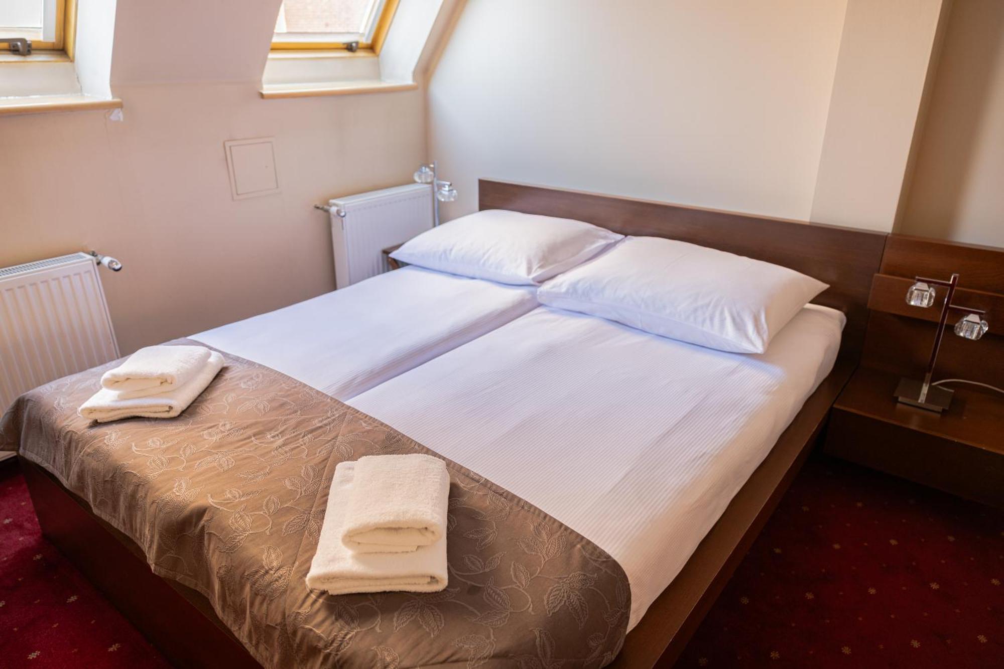 2 Bedrooms Apartment 1 Queen bed 2 Sofa Beds