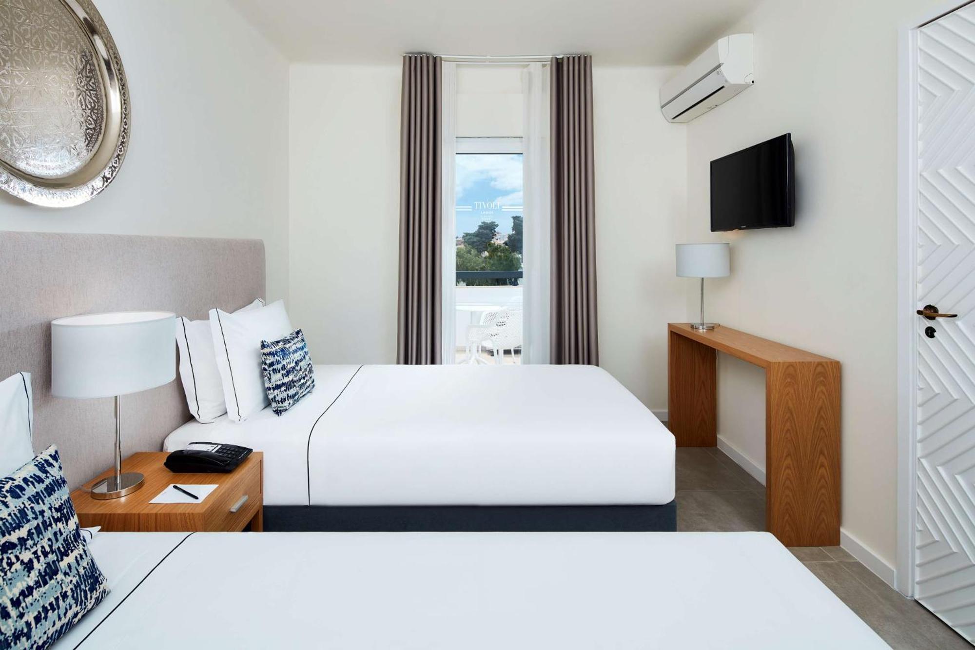 Familiekamer met uitzicht op het zwembad en extra bed (3 volwassenen + 1 kind)
