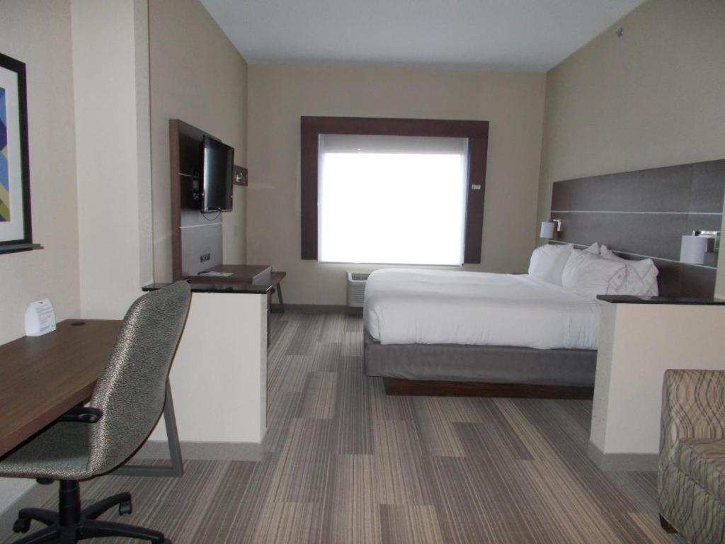 King Suite with 2-person Sofabed Nonsmoking