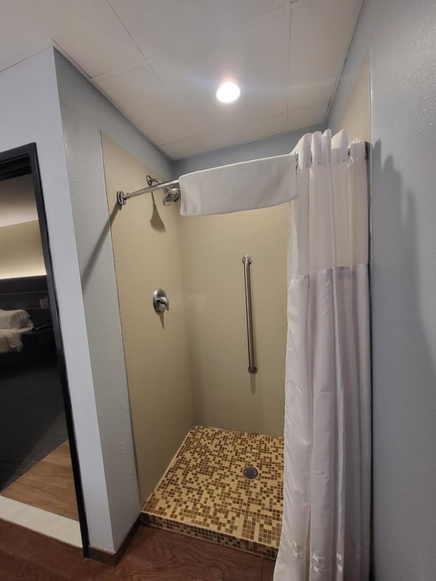 King Room with Roll-In Shower - Disability Access/Non Smoking