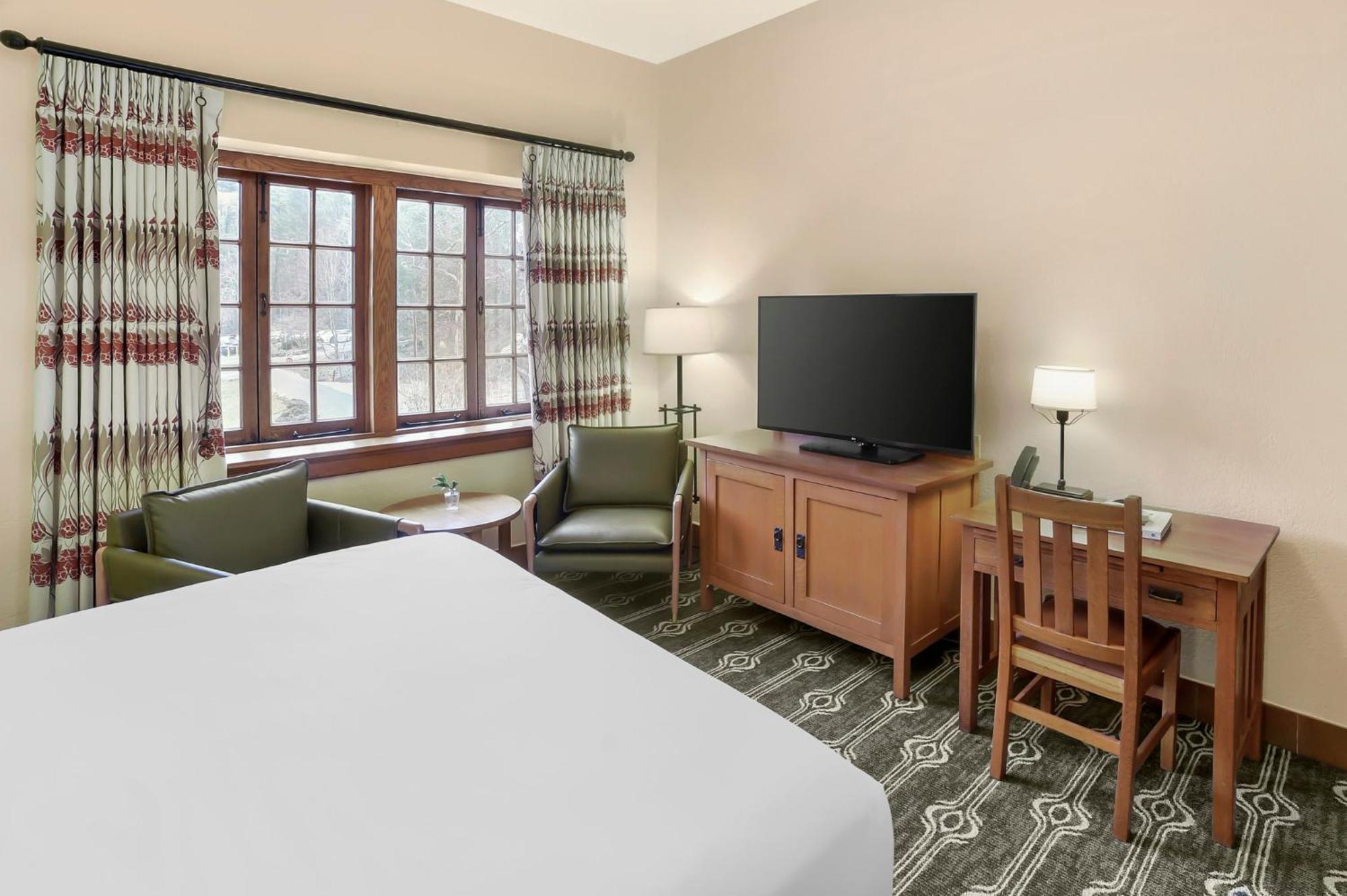 Deluxe Resort View Room 1 King Bed,1654271746:JPEG