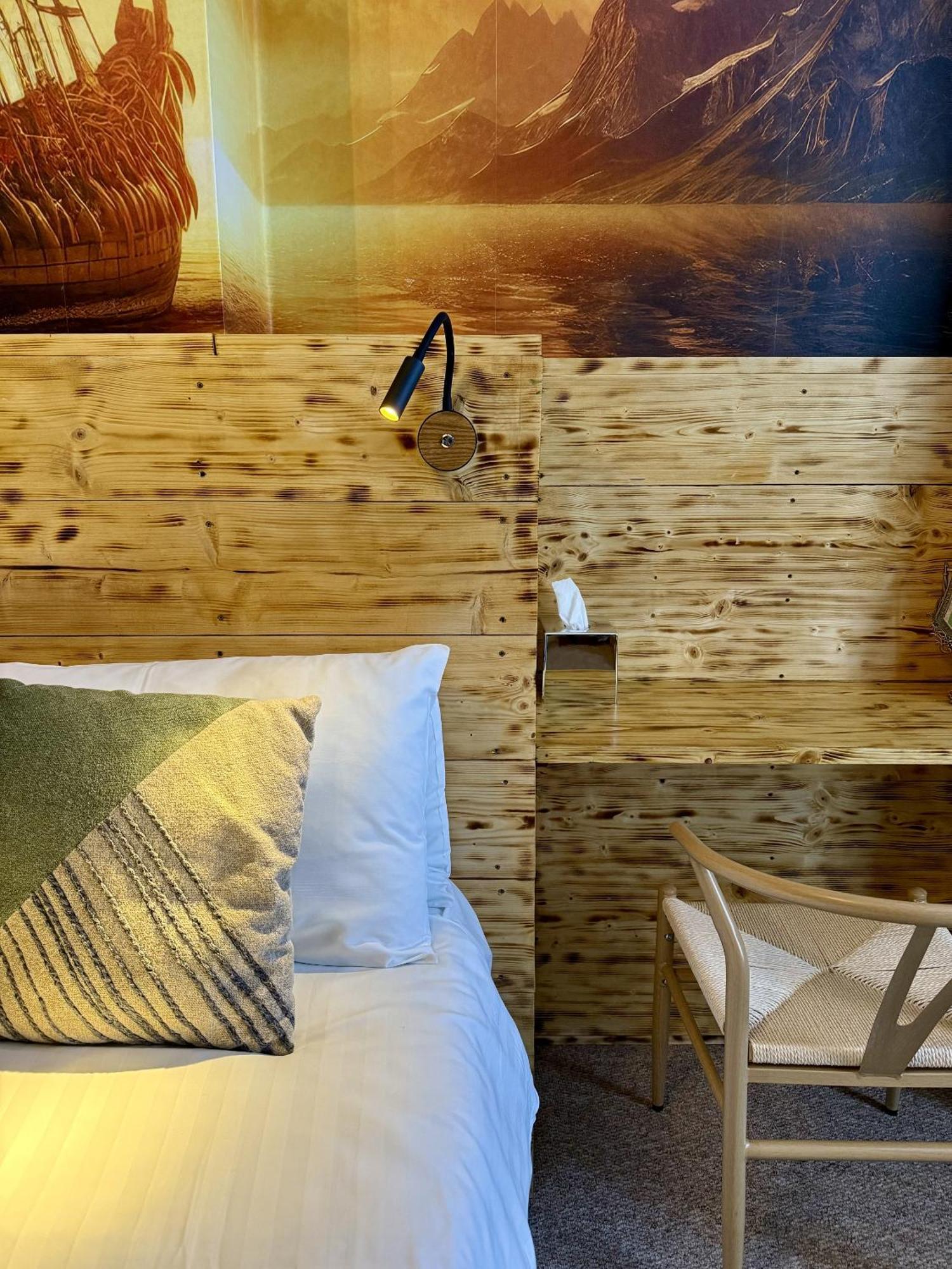 Zimmer mit Kingsize-Bett