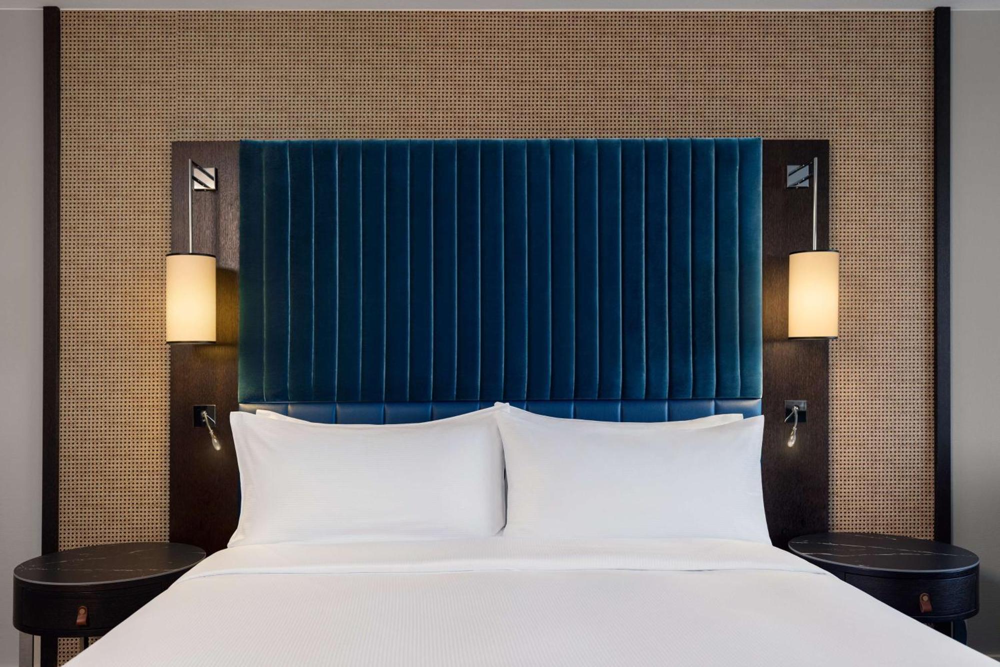 Zimmer mit Kingsize-Bett am Wasser und Schlafsofa