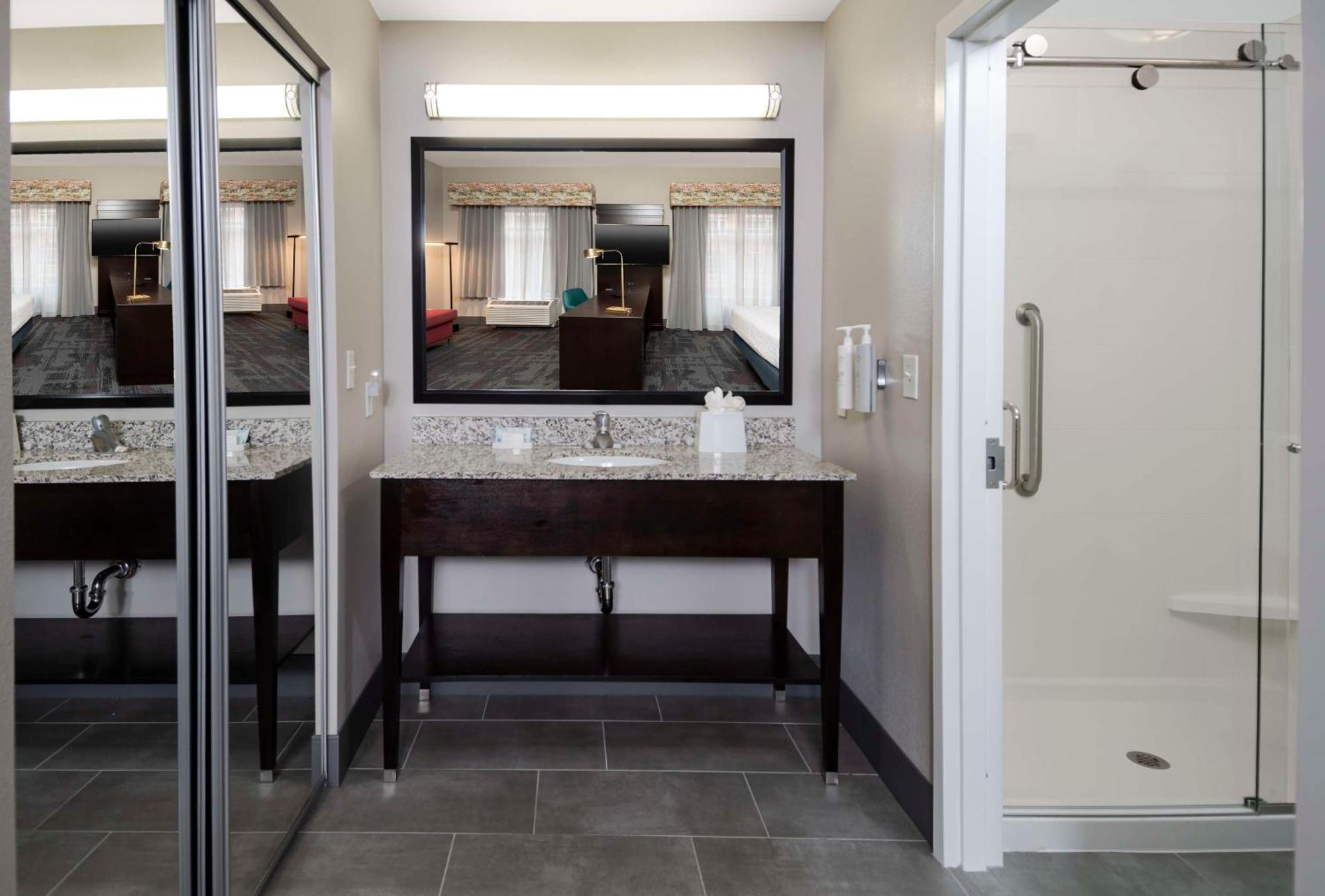King Studio with Roll-In Shower - Mobility and Hearing Access/Non-Smoking