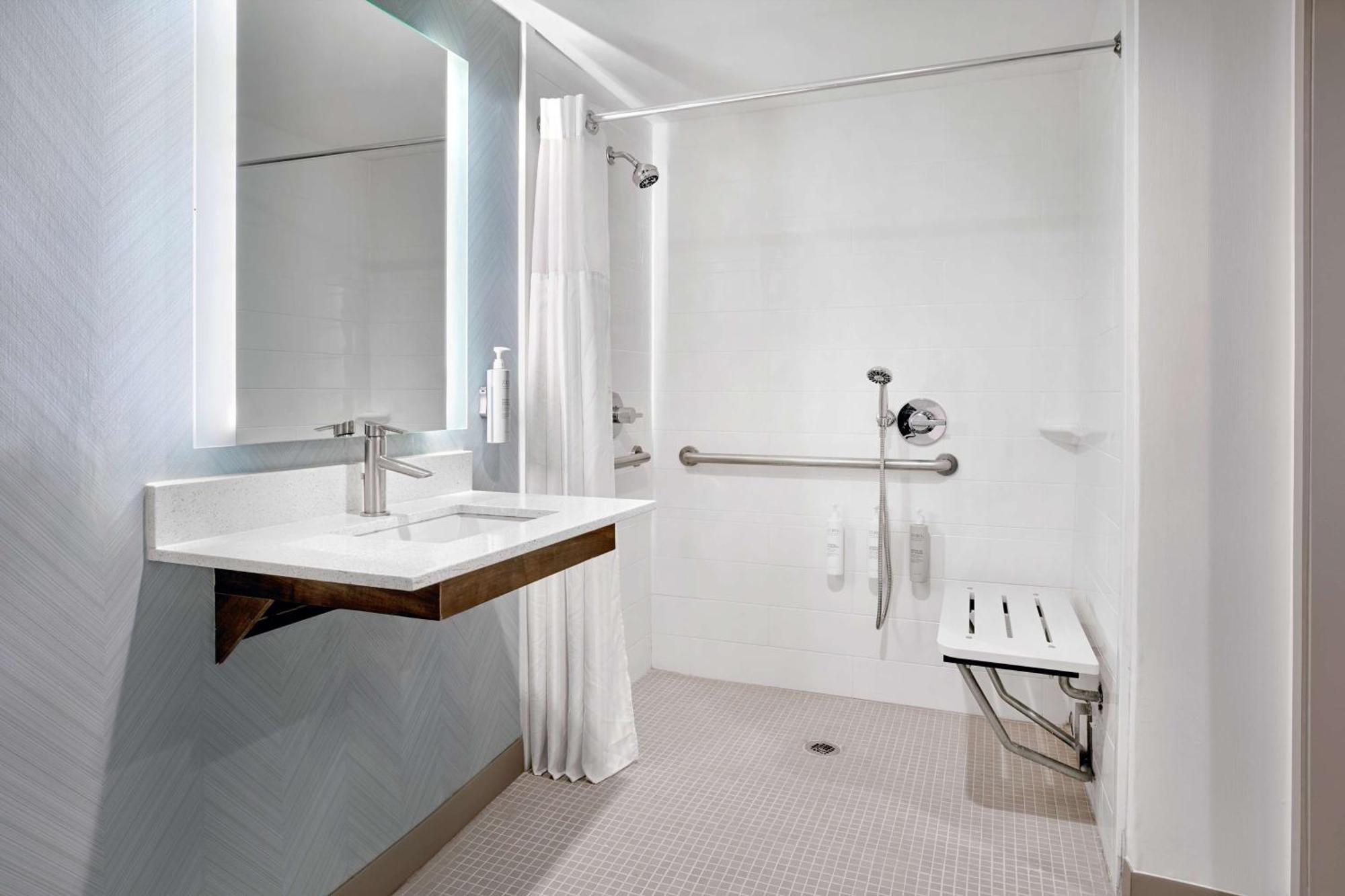 Quarto King com Duche para Pessoas com Mobilidade Condicionada - Acessível a Pessoas com Mobilidade Condicionada