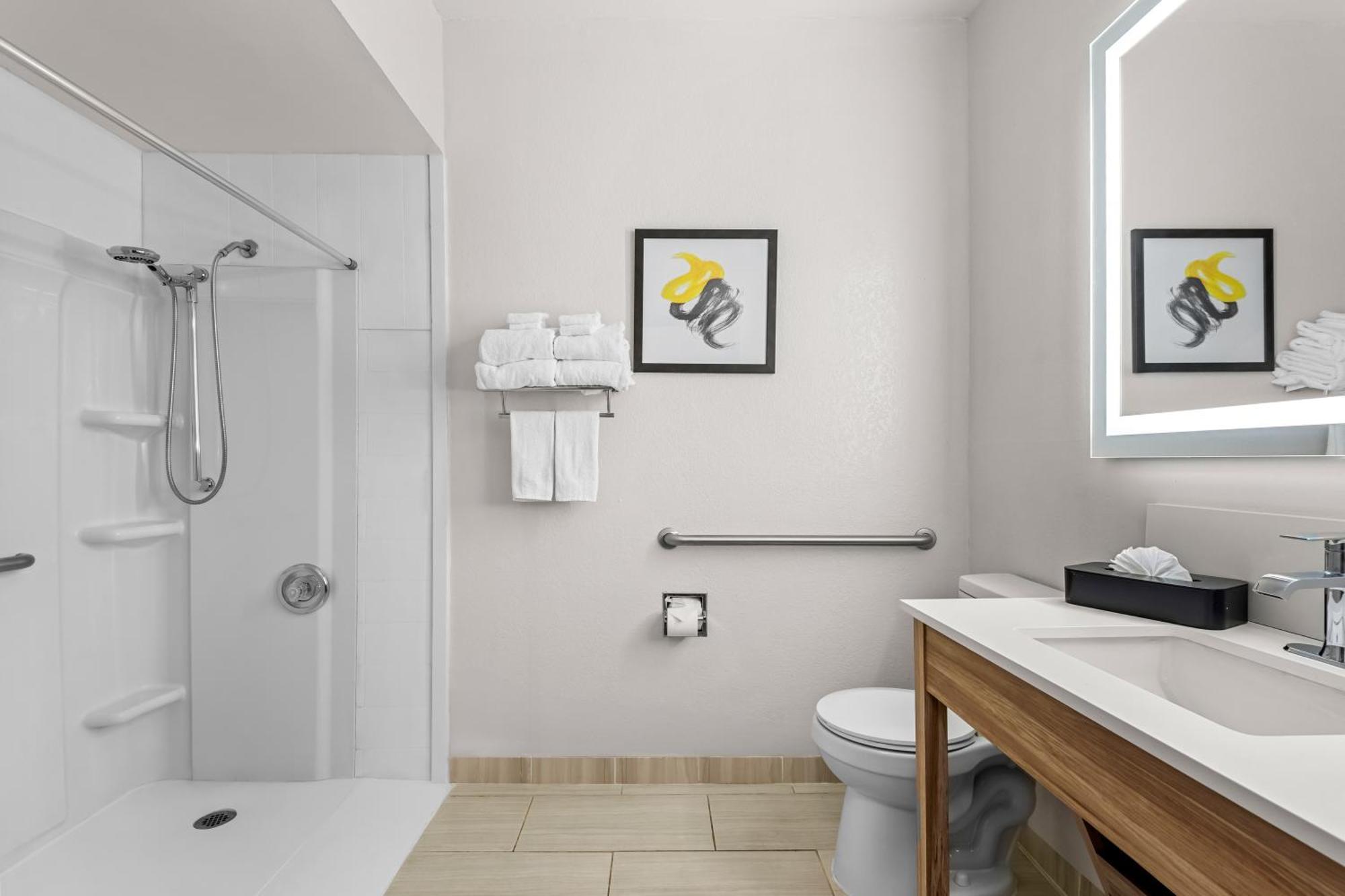 Efficiency King Suite with Roll-In Shower - Disability Access/Non Smoking