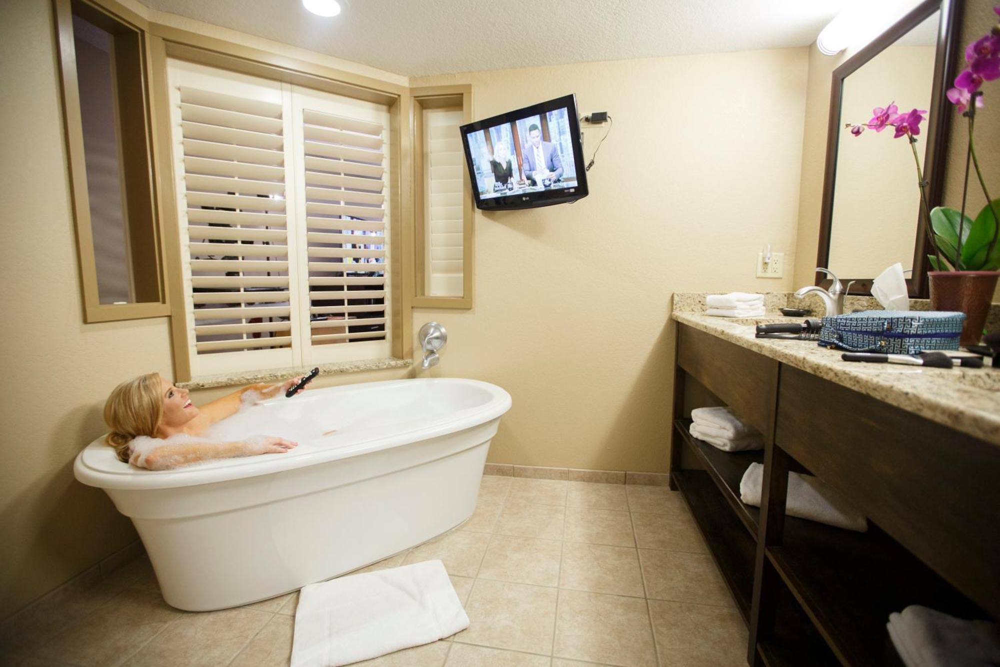 King Executive Soaking Tub Suite,1660364415:JPEG