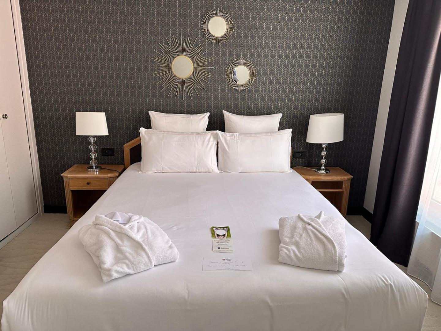 Chambre Lit Queen-Size - Vue sur Rue - Non-Fumeurs