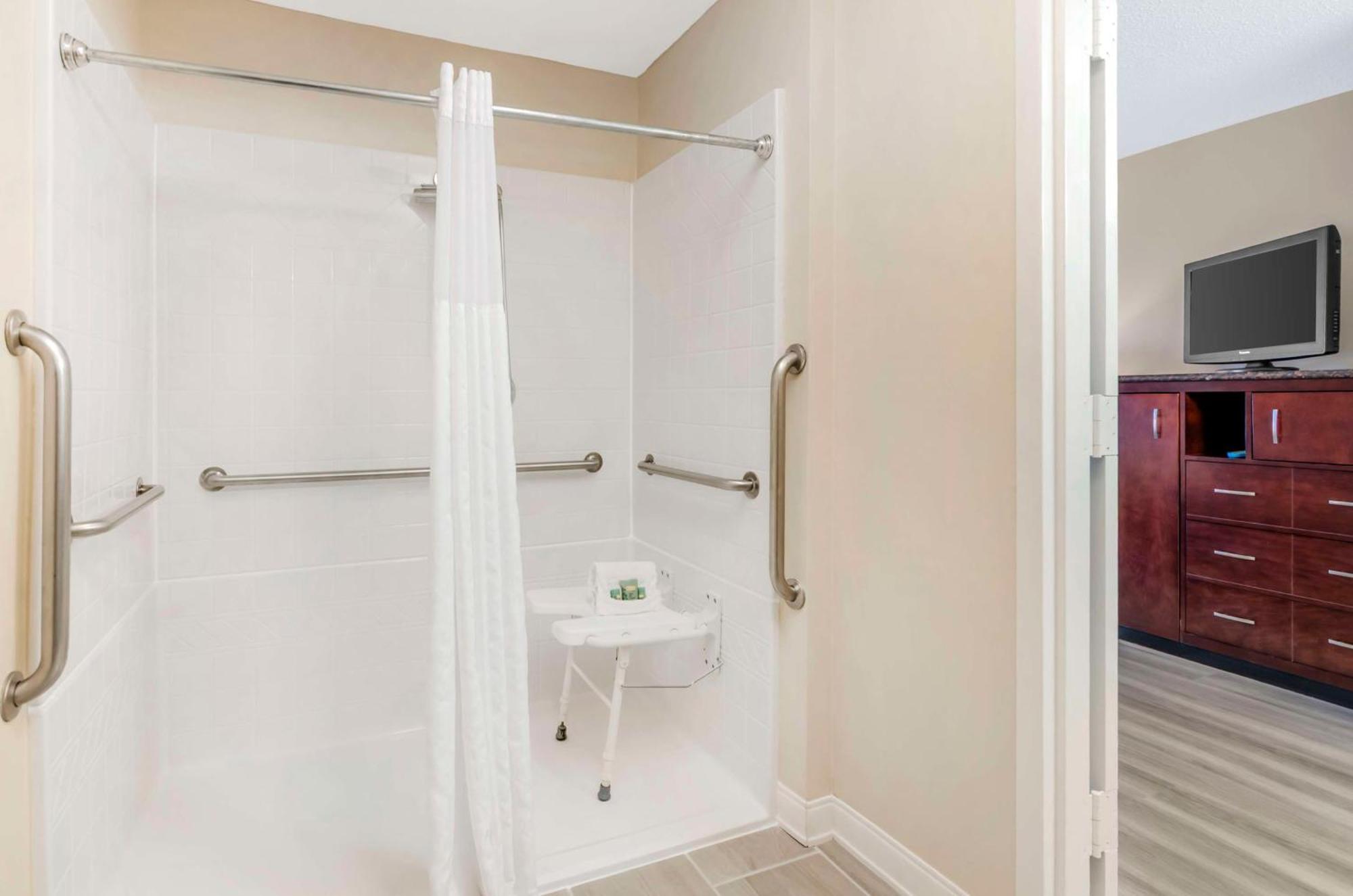 Queen Room with Roll-In Shower - Mobility Accessible/Non-Smoking