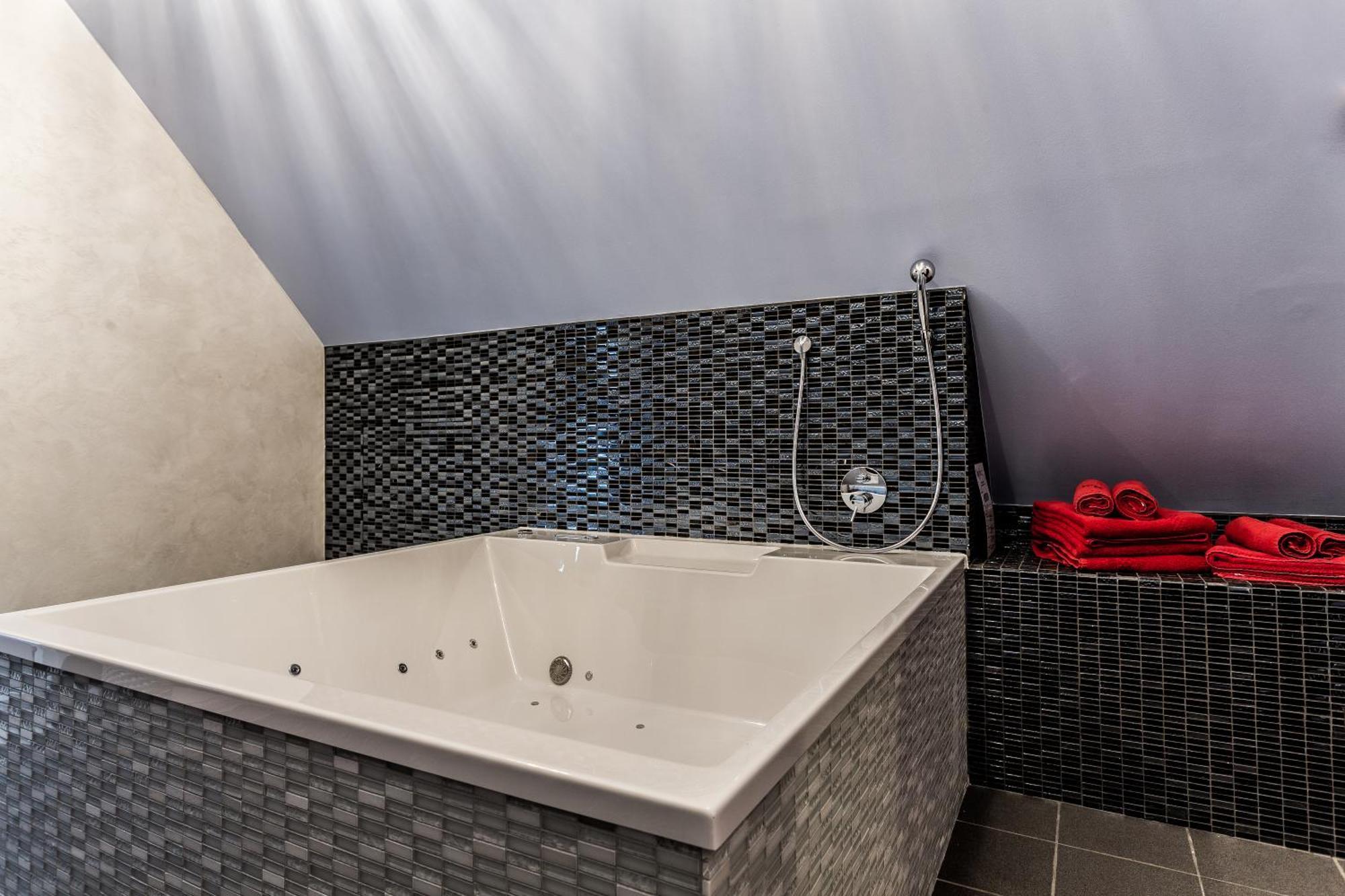 Studio mit Whirlpool
