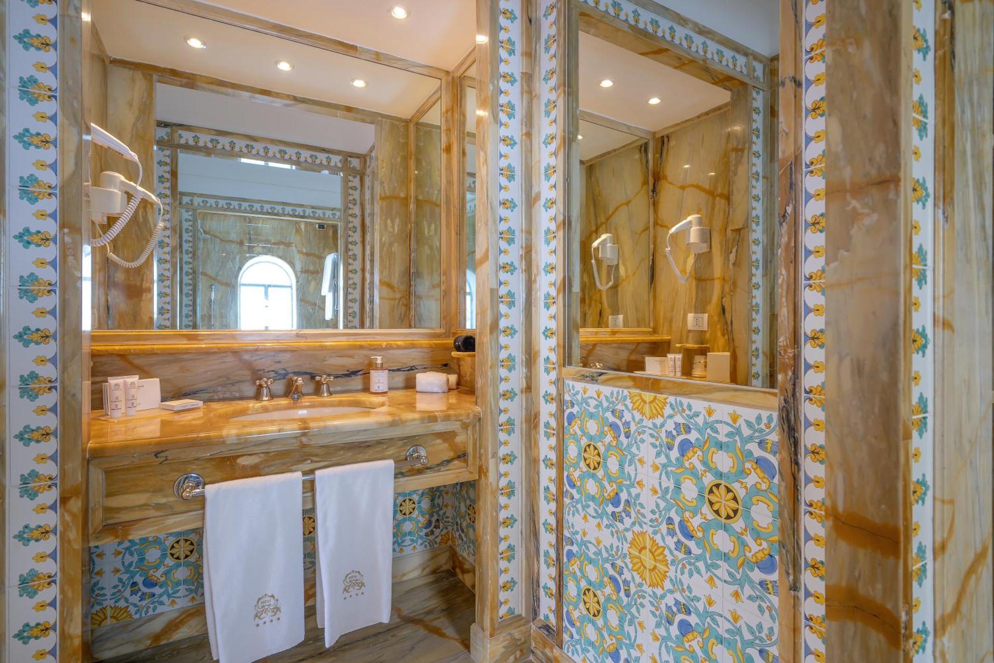 Deluxe Suite with Sea View