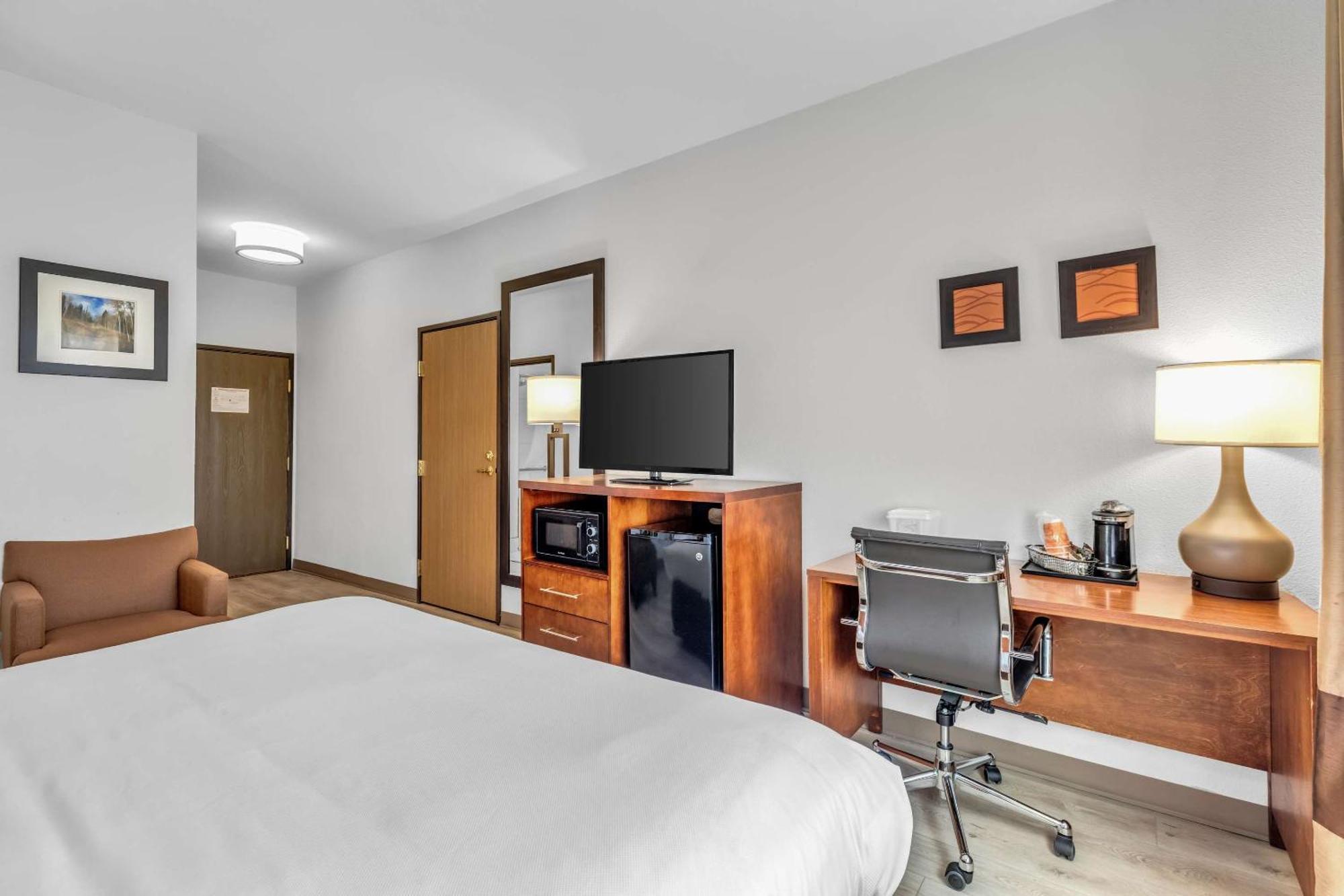 King Room with Roll-In Shower - Accessible/Non-Smoking