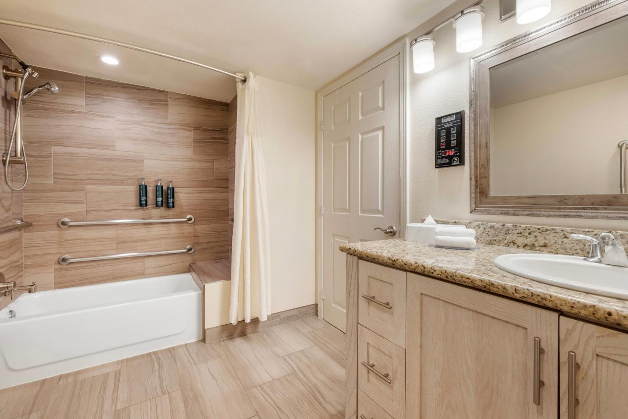 One-Bedroom King Plus Room with Ocean View and Bath Tub - Hearing Accessible