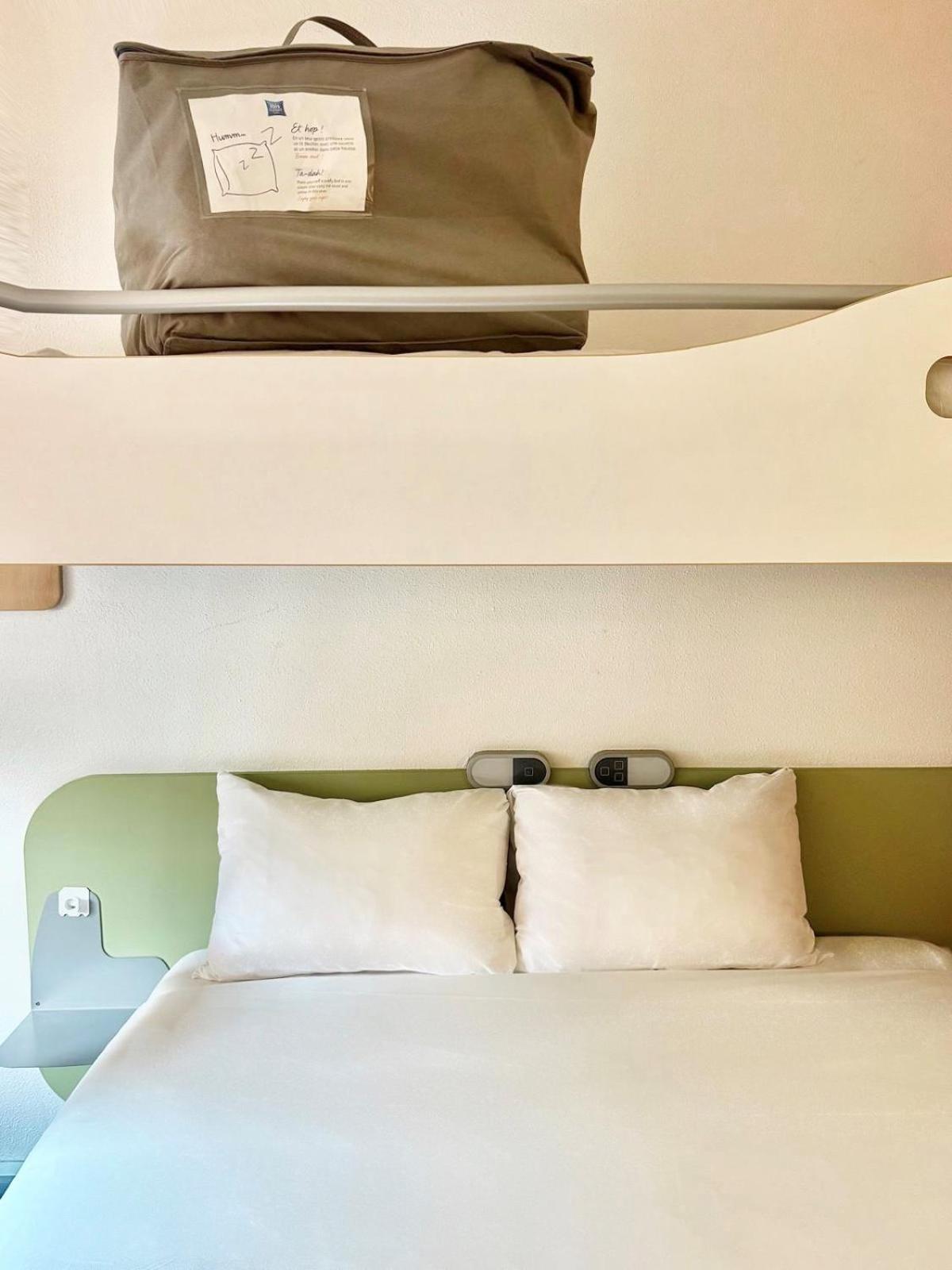 Driepersoonskamer met 1 Tweepersoonsbed en 1 Stapelbed