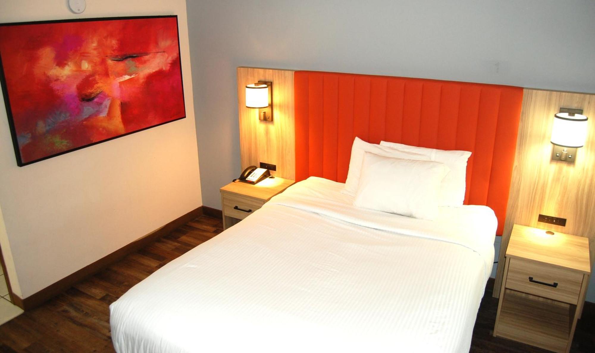 Standard Room with One Queen Bed,1666030677:JPEG