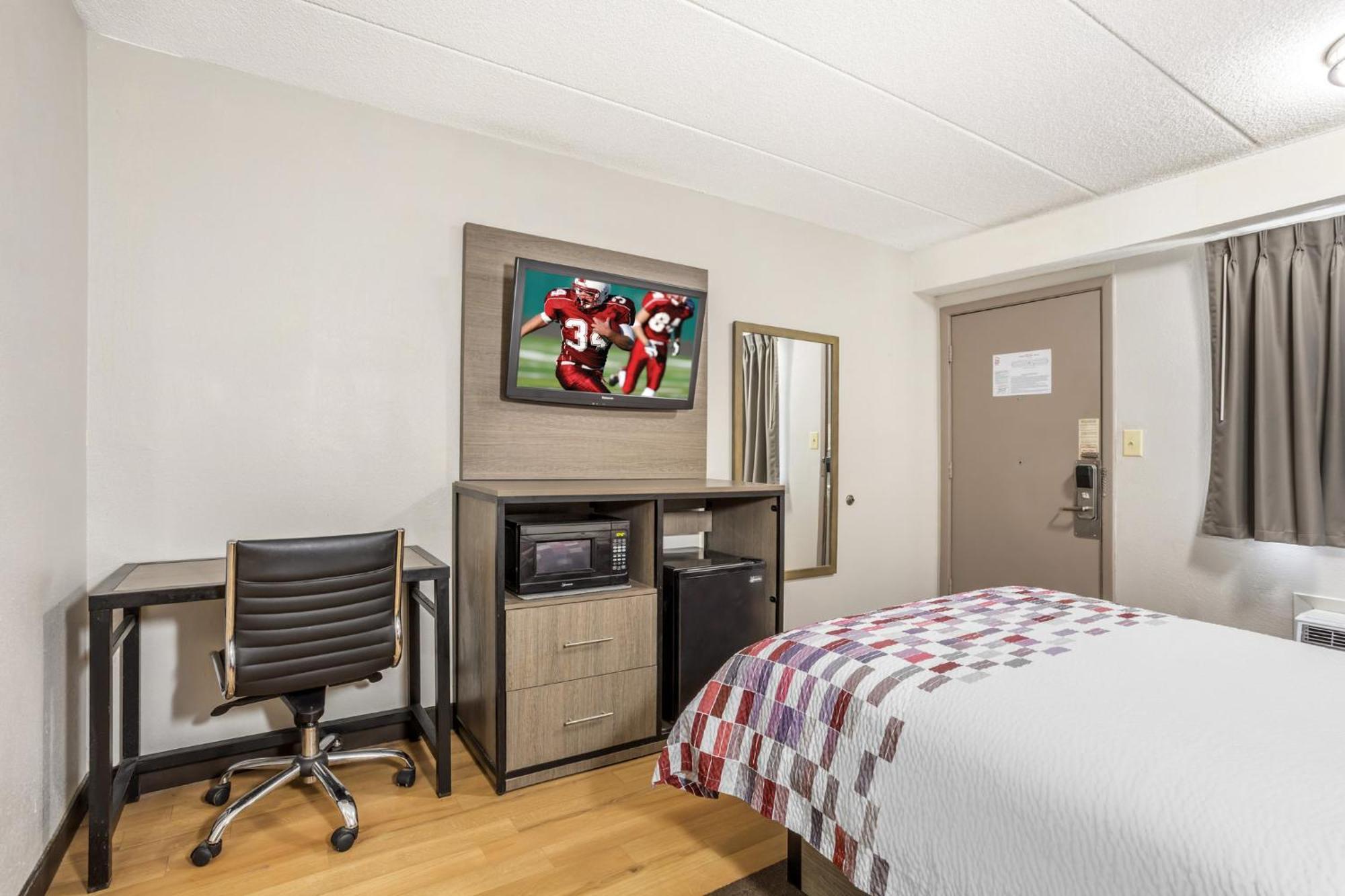 Deluxe Room with One Double Bed Disability Access/Roll-In Shower Smoke Free