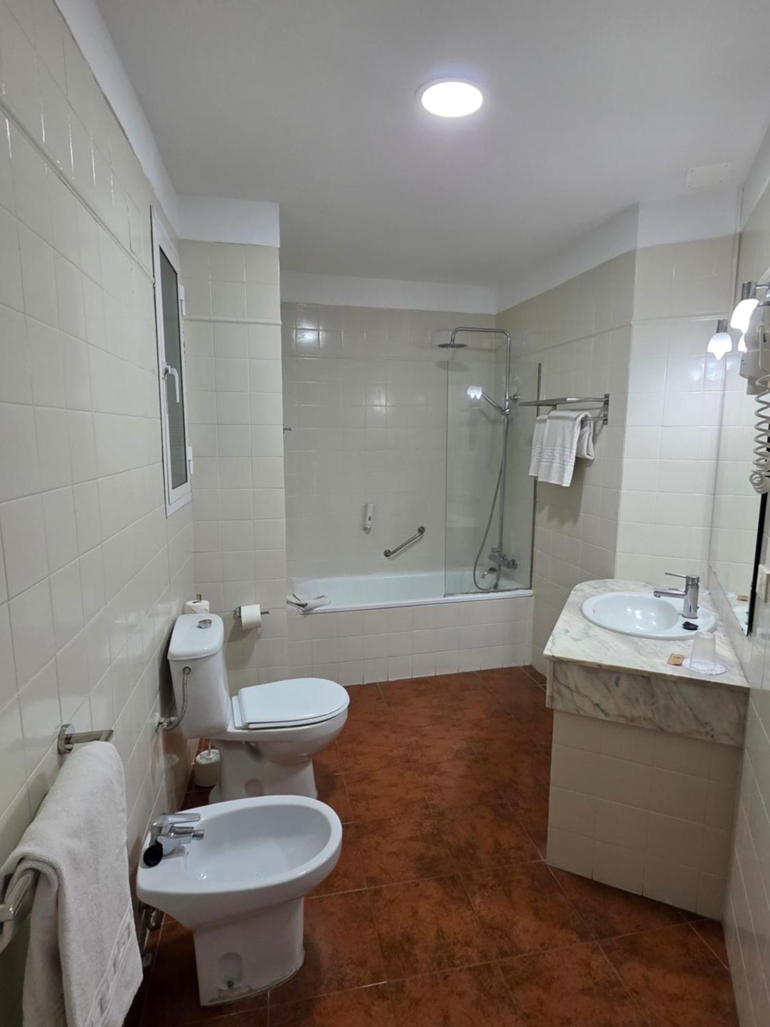Chambre Double ou Lits Jumeaux (2 Adultes + 1 Enfant)