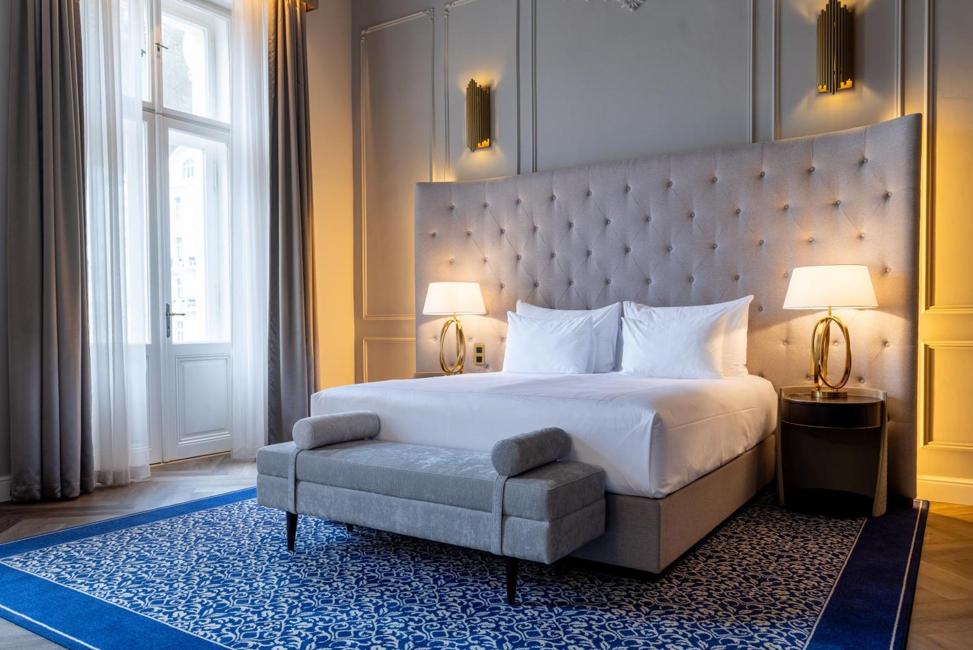 Flussseite – Classic Suite mit direktem Blick auf den Fluss und Zugang zum Wellnessbereich