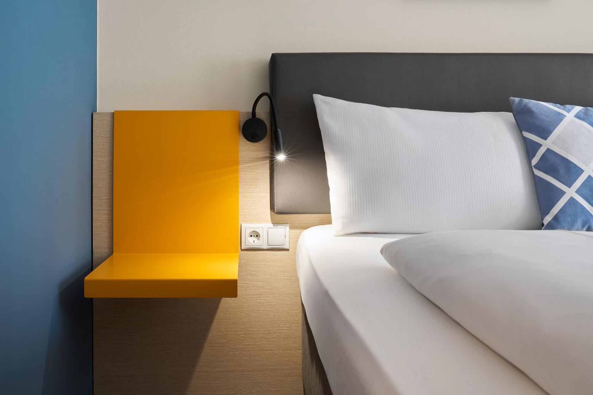 Standard Queen Room with Street View - Accessible