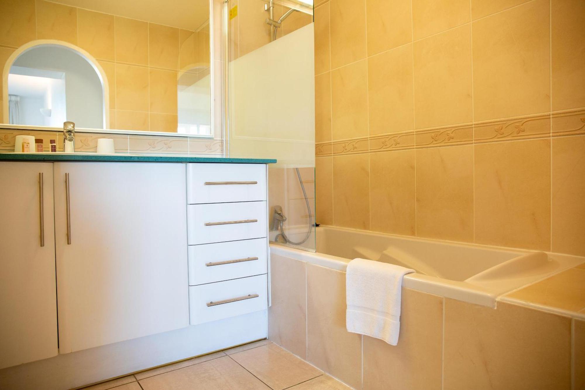 Three-Bedroom Apartment with Sea View - (6 Persons)