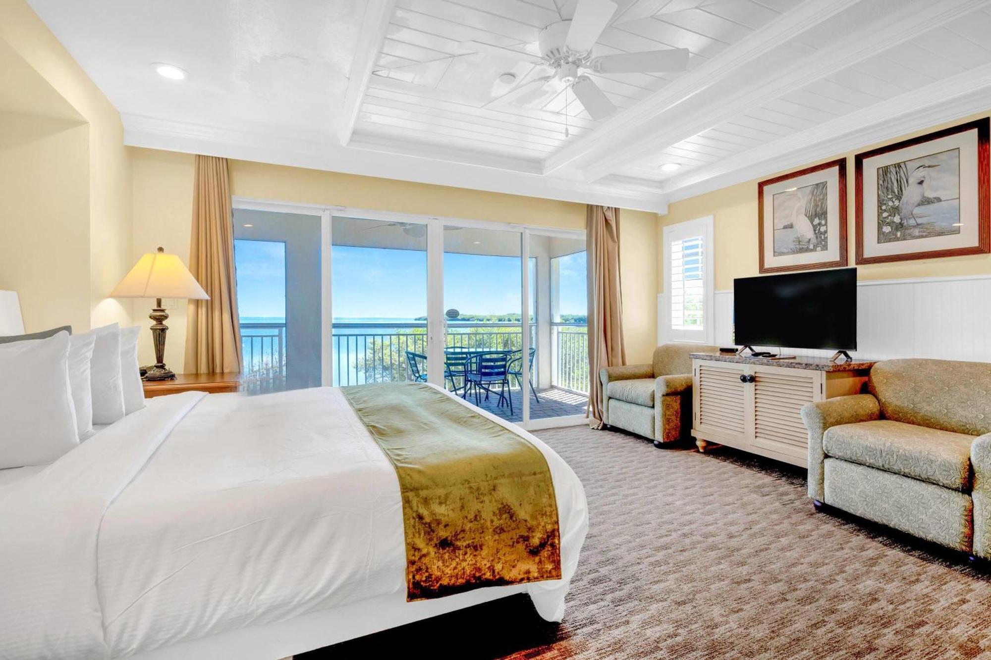 King Room with One King Bed, Roll-In Shower and Ocean View - Mobility Accessible/Non-Smoking