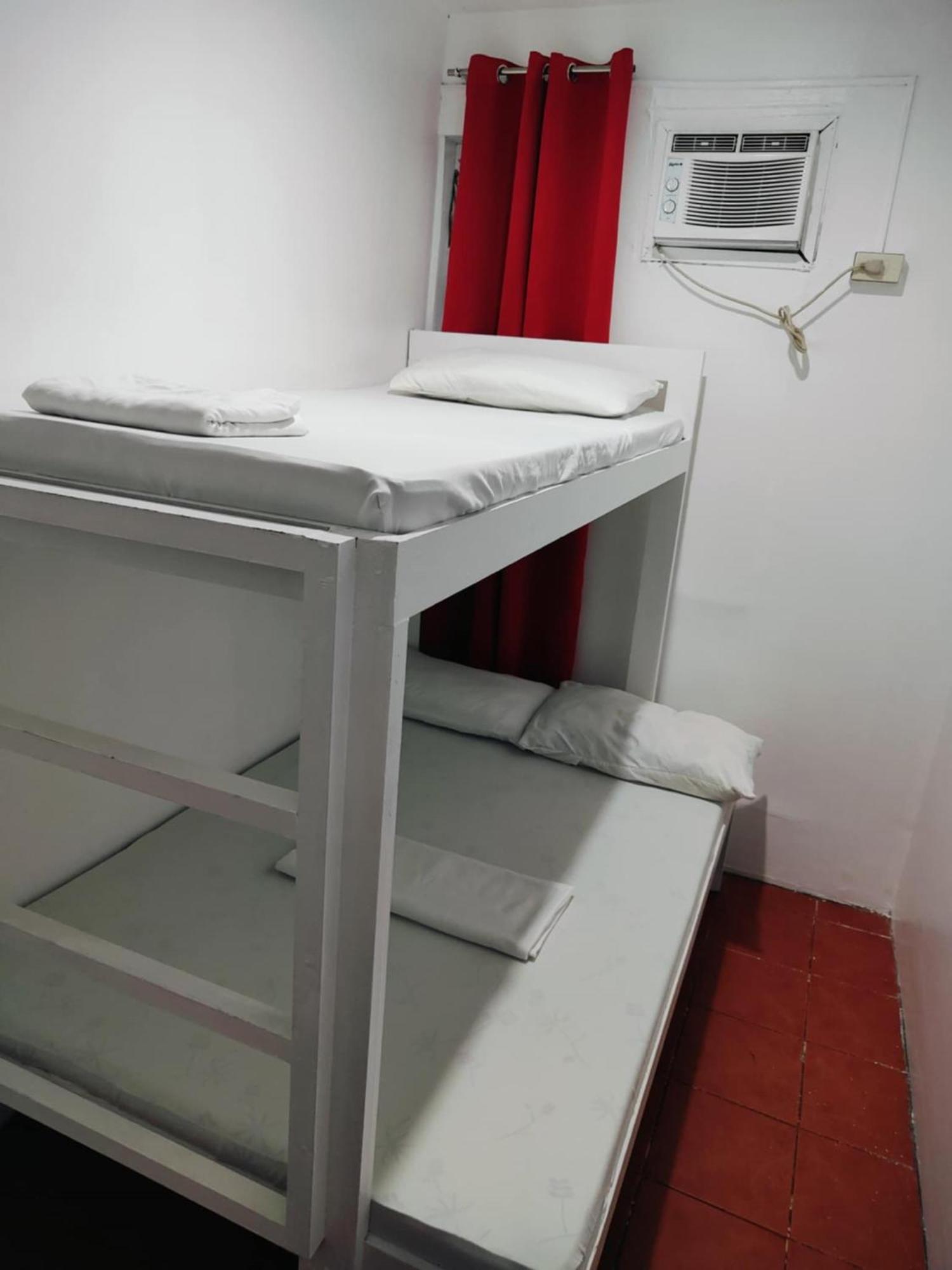 Chambre Triple Économique avec Climatisation et Salle de Bains Commune