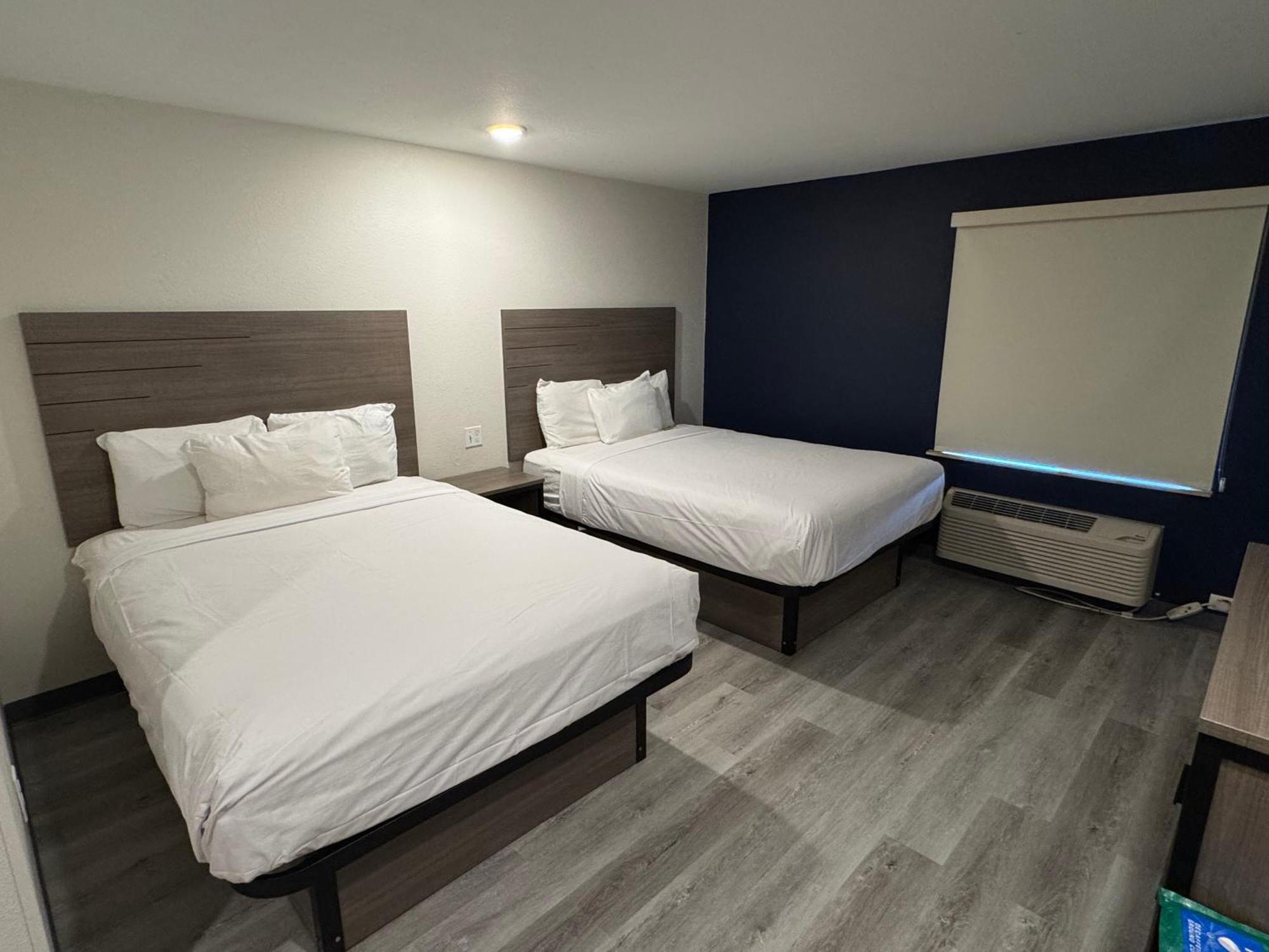 Studio with Two Queen Beds - Non-Smoking