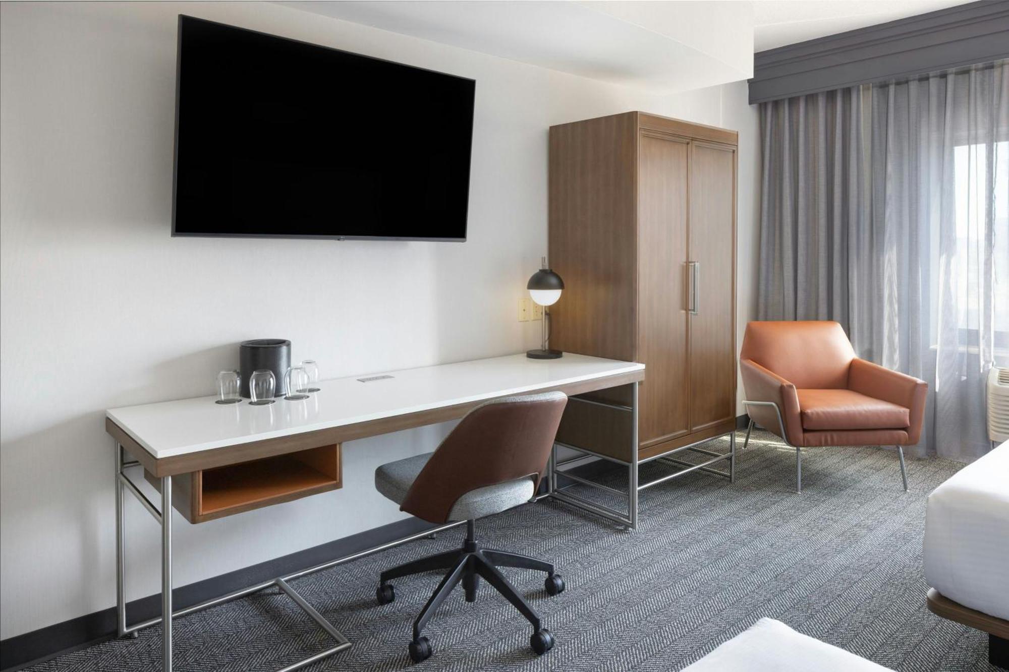 Grande Chambre 2 Lits Queen-Size avec Baignoire Adaptée - pour Personnes à Mobilité Réduite et Malentendantes