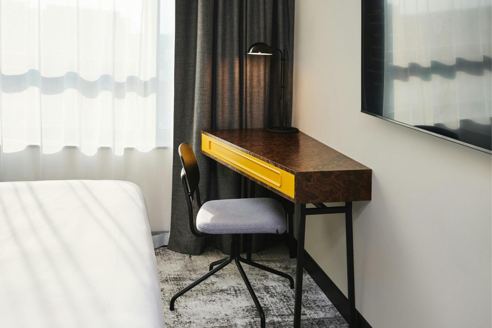 Classic Zimmer mit Queensize-Bett und Stadtblick
