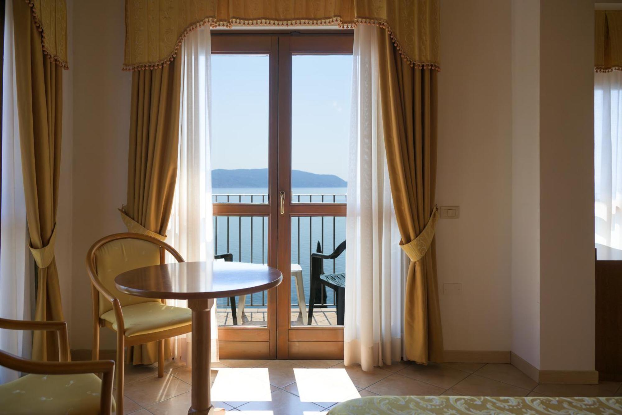 Zweibettzimmer mit Balkon oder Terrasse und Seeblick