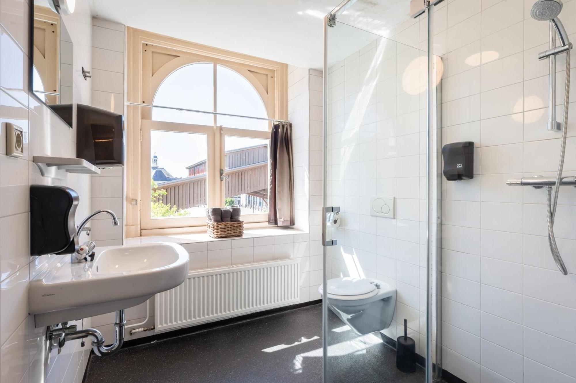 Standaard Tweepersoonskamer met 2 Aparte Bedden - Gedeelde Badkamer