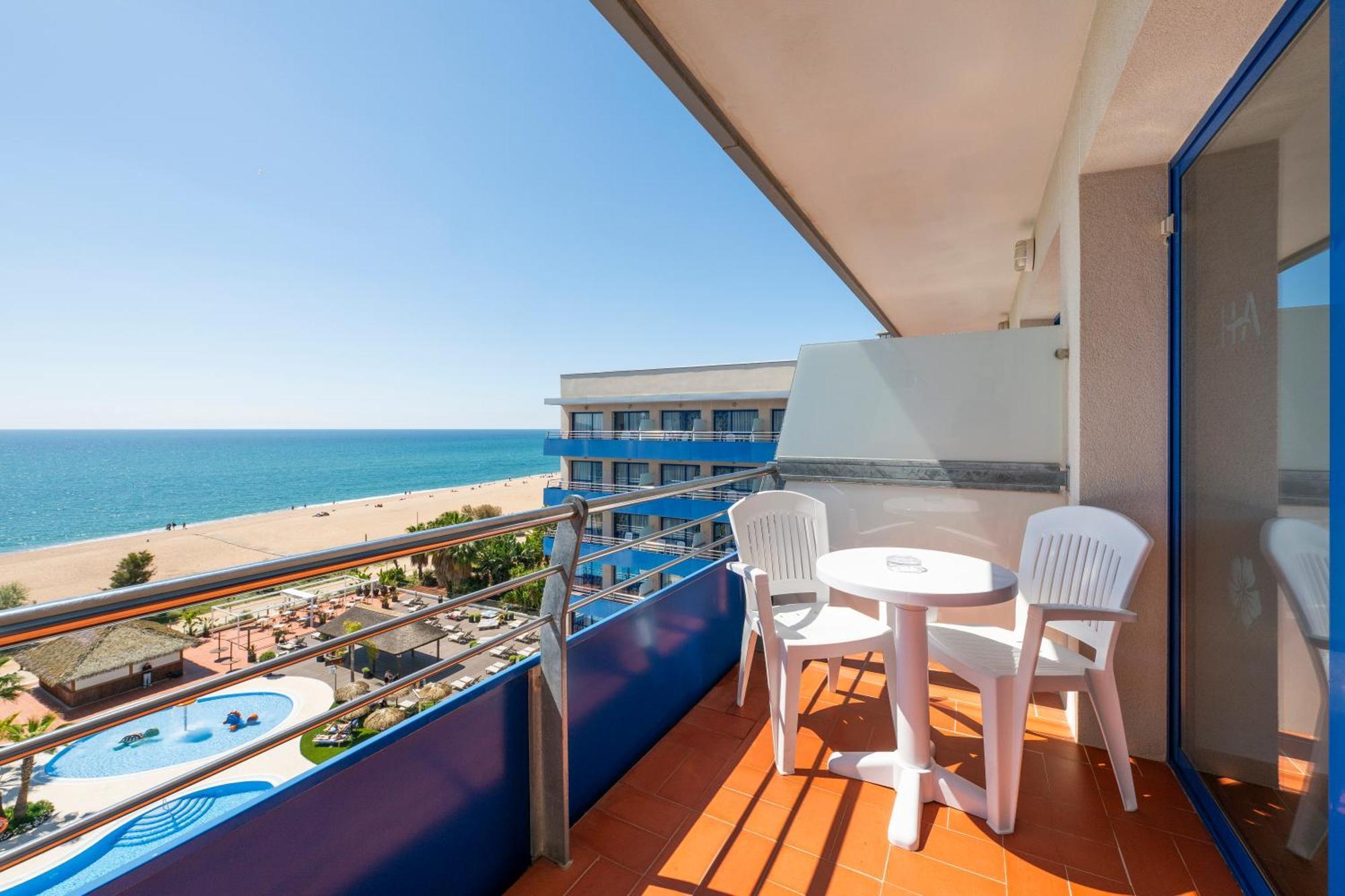 Habitación Doble Superior con vistas a la piscina y al mar (3 adultos + 1 niño)