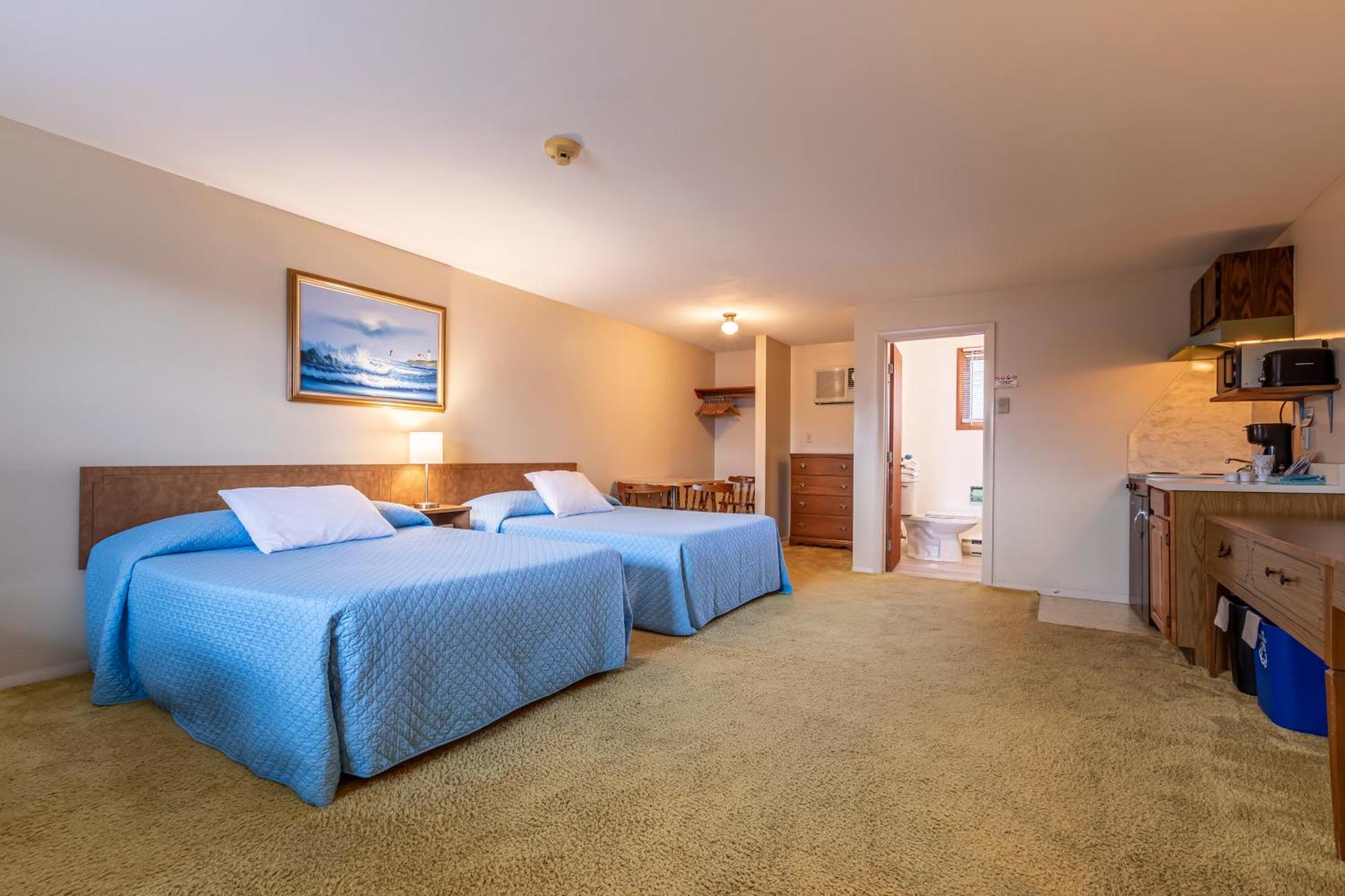 Deluxe Efficiency Two Double Beds Air Conditioning no pets no smoking,1673956736:JPEG