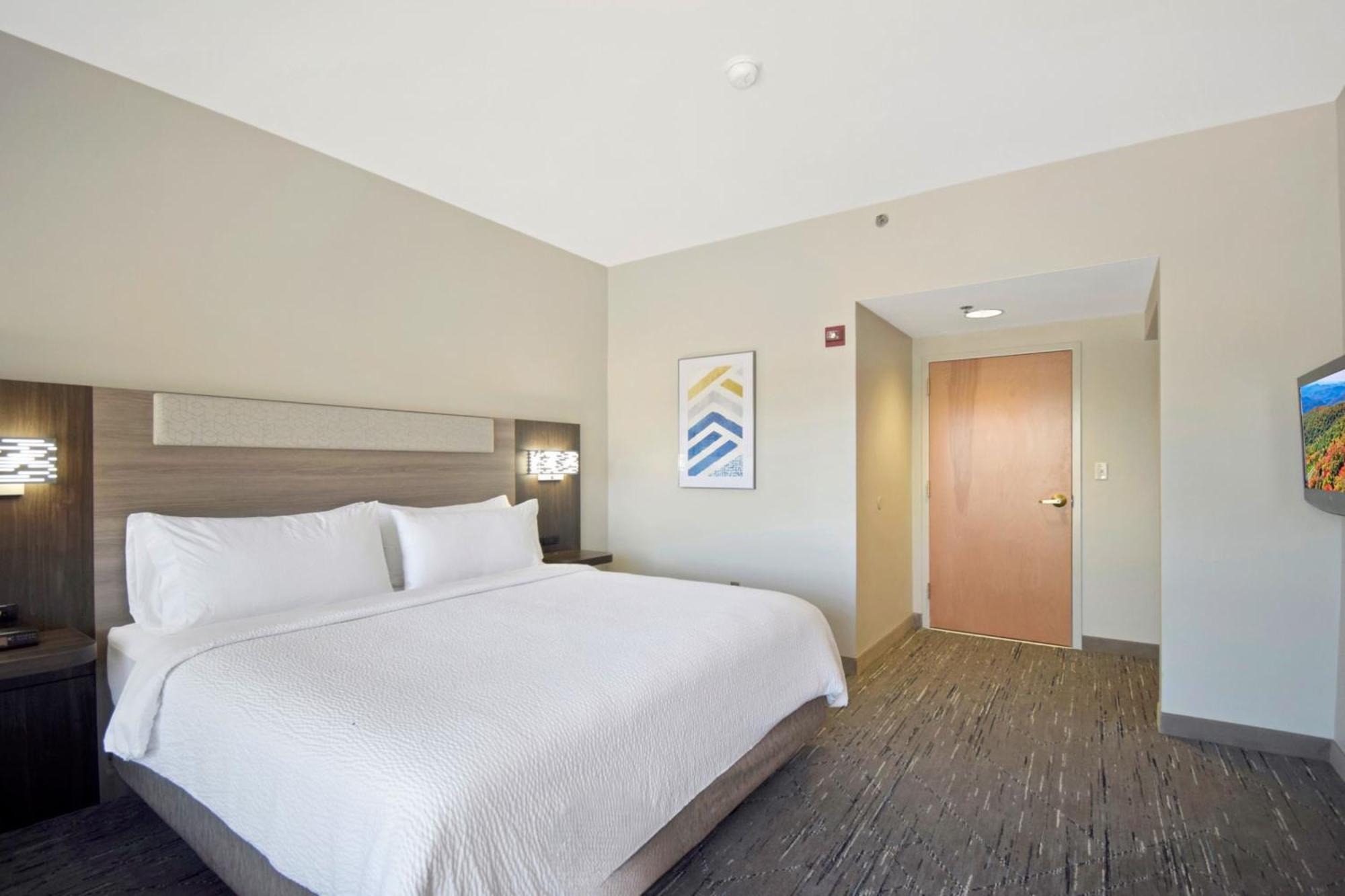 Queen Room with Accessible Roll-in Shower - Non-smoking,1674721097:JPEG