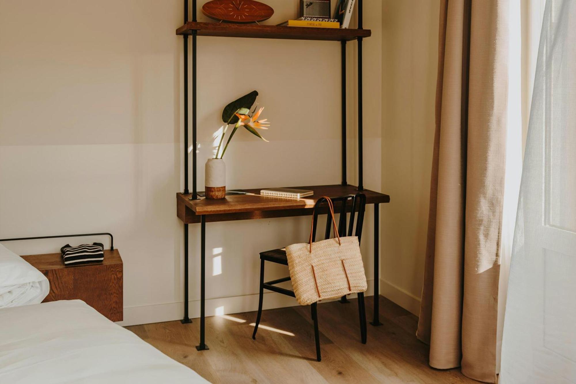 Habitación con cama extragrande, balcón y vistas a la calle