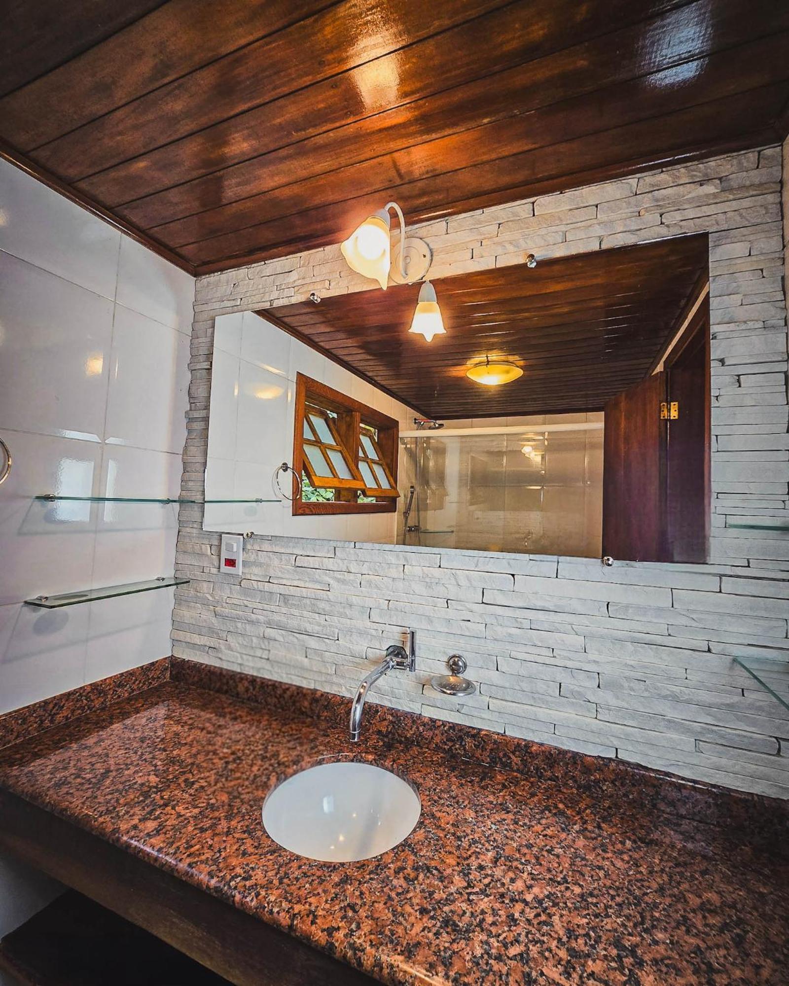Quarto Deluxe (2 Adultos + 1 Criança)