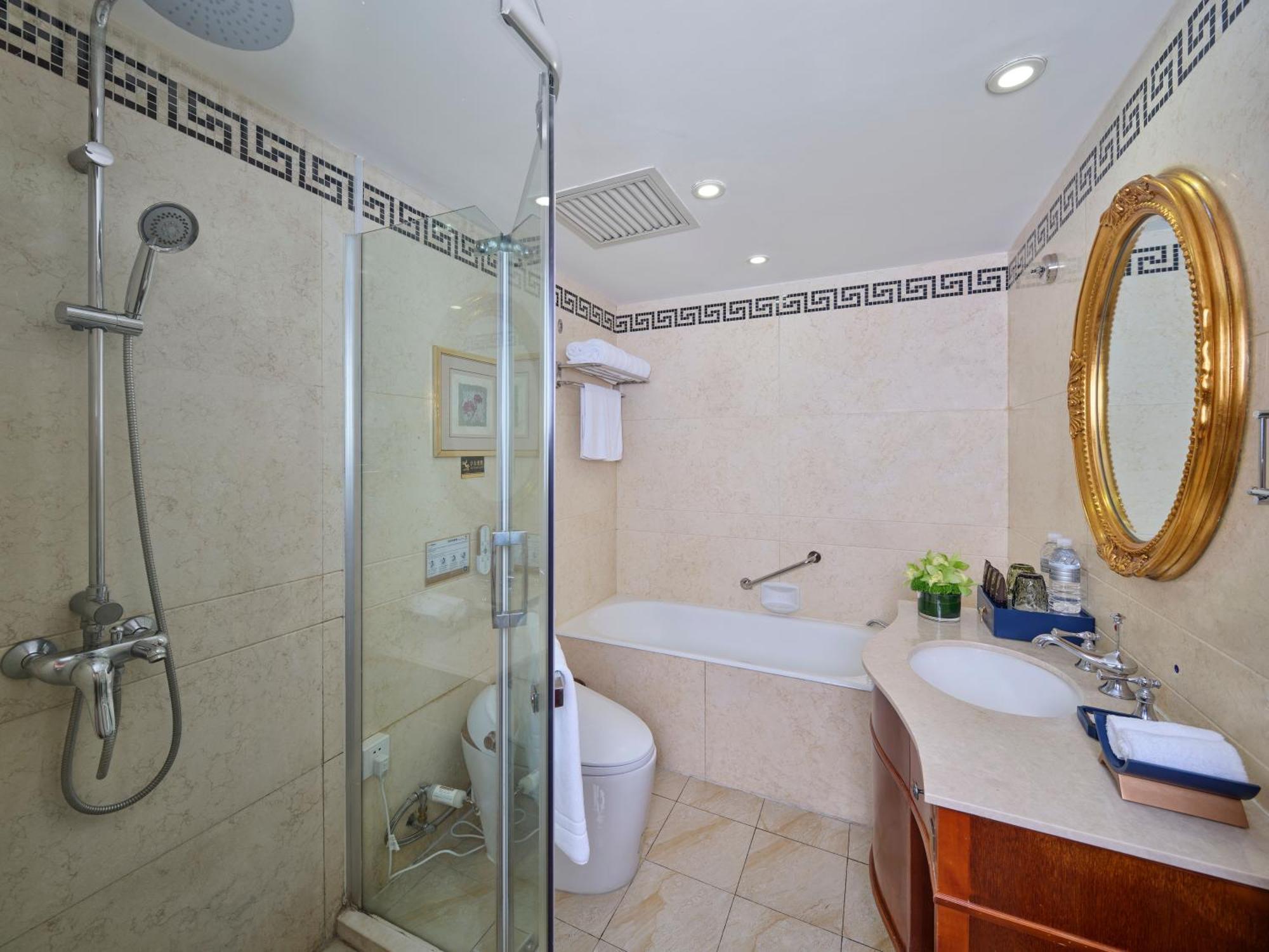 Deluxe Double Suite - Free Shanghai bus tour ticket per stay (two person)